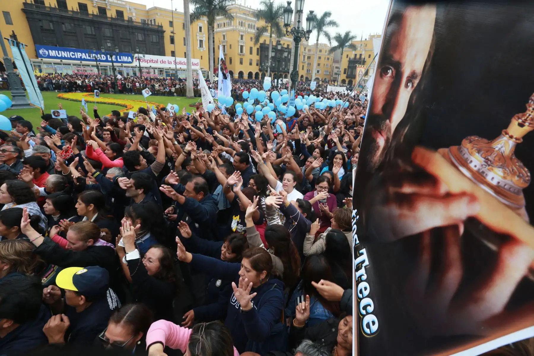 Masiva concurrencia de fieles, en la catedral por  la misa de Corpus Christi. Foto: ANDINA/Norman Córdova