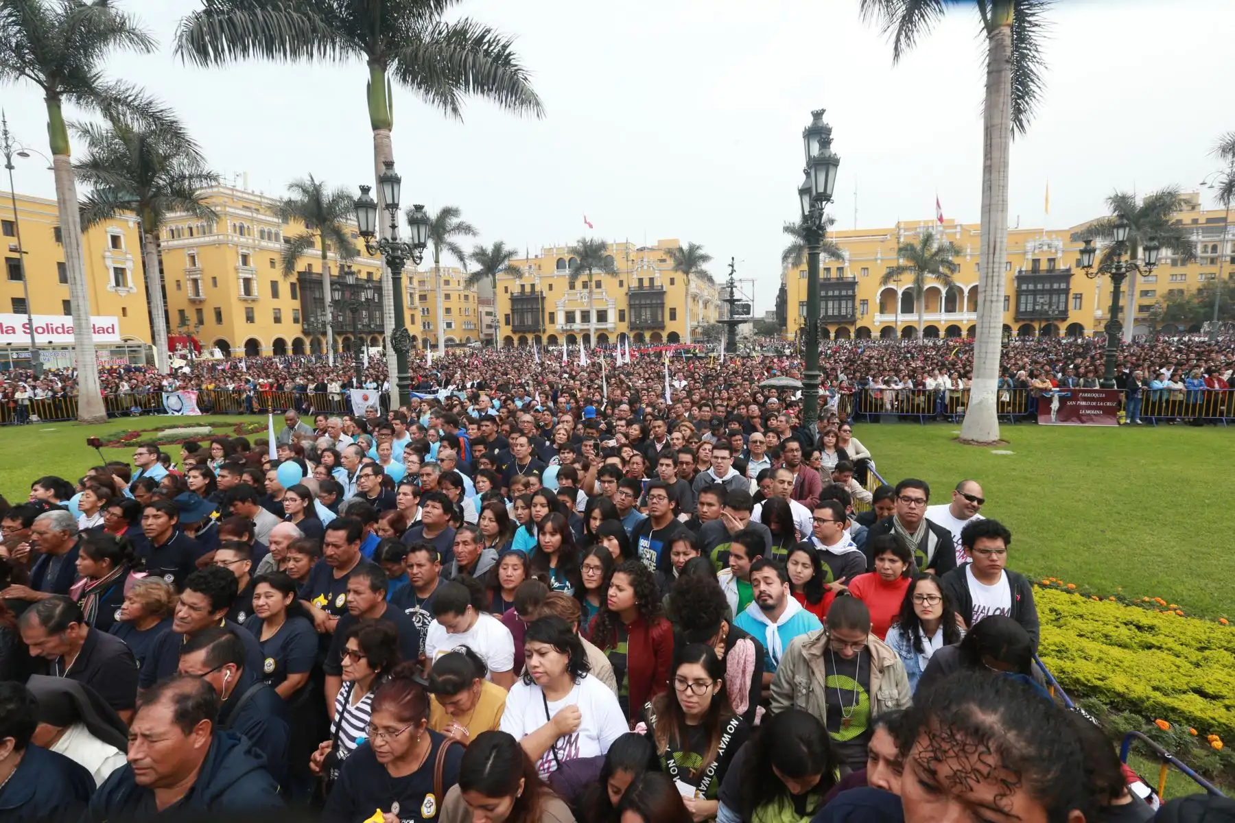 Masiva concurrencia de fieles, en la catedral por  la misa de Corpus Christi. Foto: ANDINA/Norman Córdova