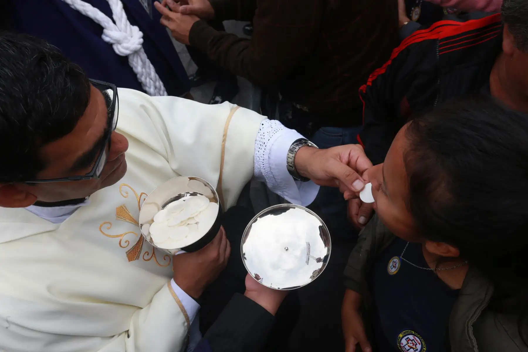 Fieles participan en la misa por  Corpus Christi. Foto: ANDINA/Norman Córdova