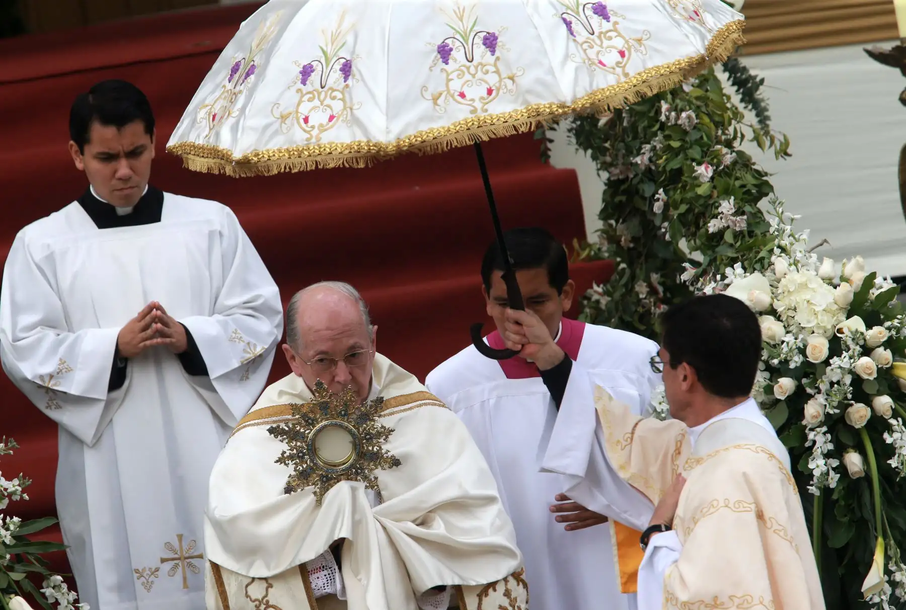 El cardenal Juan Luis Cipriani, durante la misa en la catedral por  Corpus Christi. Foto: ANDINA/Norman Córdova