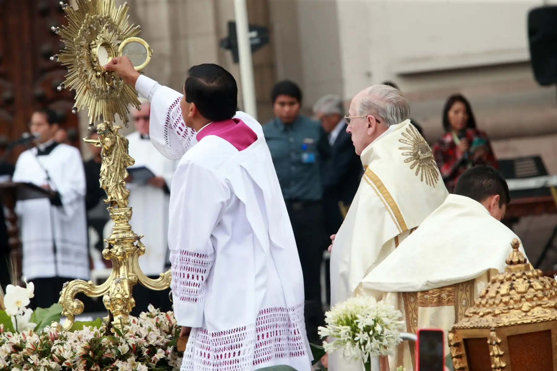 El cardenal Juan Luis Cipriani, durante la misa en la catedral por  Corpus Christi. Foto: ANDINA/Norman Córdova