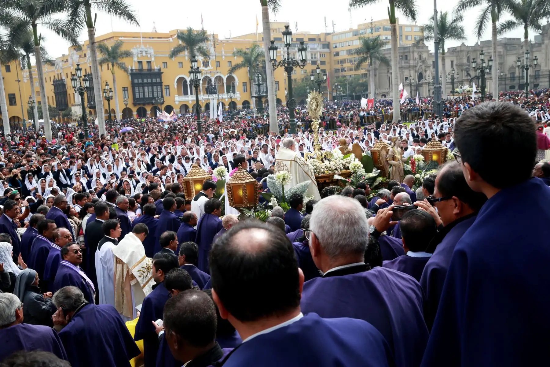 Masiva concurrencia de fieles, en la catedral por  la misa de Corpus Christi. Foto: ANDINA/Norman Córdova