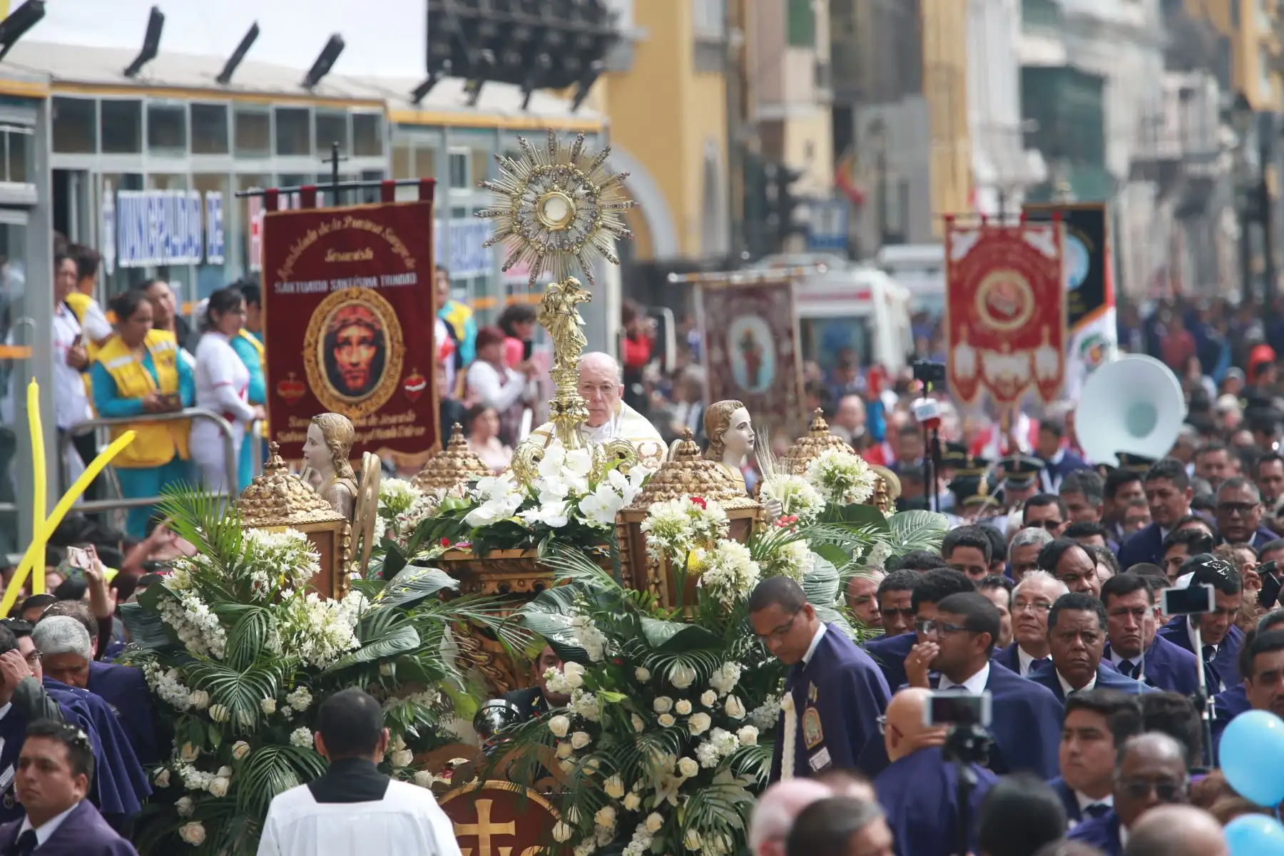 El cardenal Juan Luis Cipriani preside misa en la catedral por  Corpus Christi. Foto: ANDINA/Norman Córdova