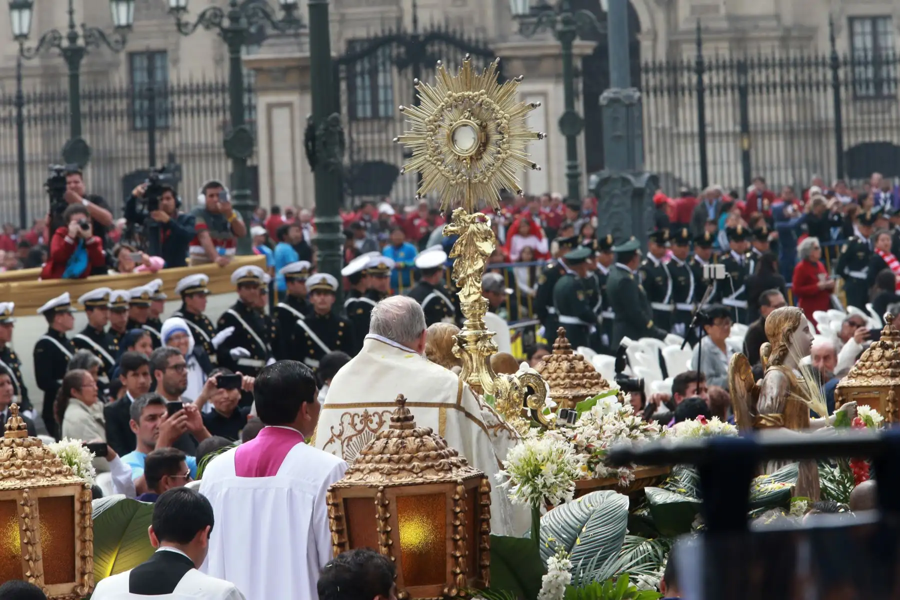 El cardenal Juan Luis Cipriani preside misa en la catedral por  Corpus Christi. Foto: ANDINA/Norman Córdova
