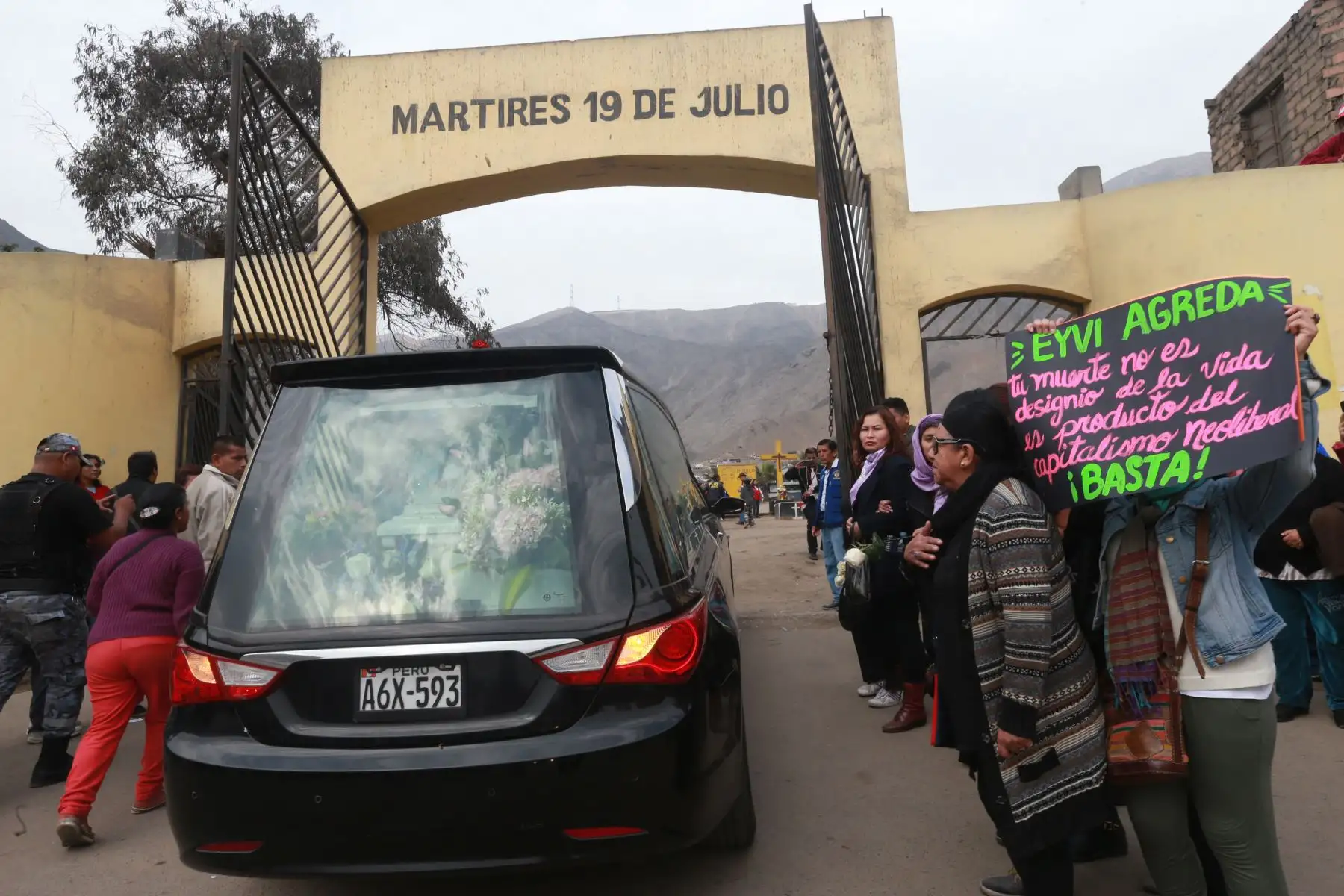 Entierro de Eyvi Ágreda Marchena , en el cementerio de Comas . Foto: ANDINA/Norman Córdova