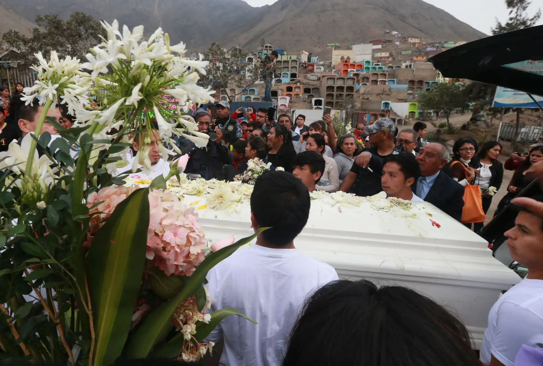 Entierro de Eyvi Ágreda Marchena , en el cementerio de Comas . Foto: ANDINA/Norman Córdova