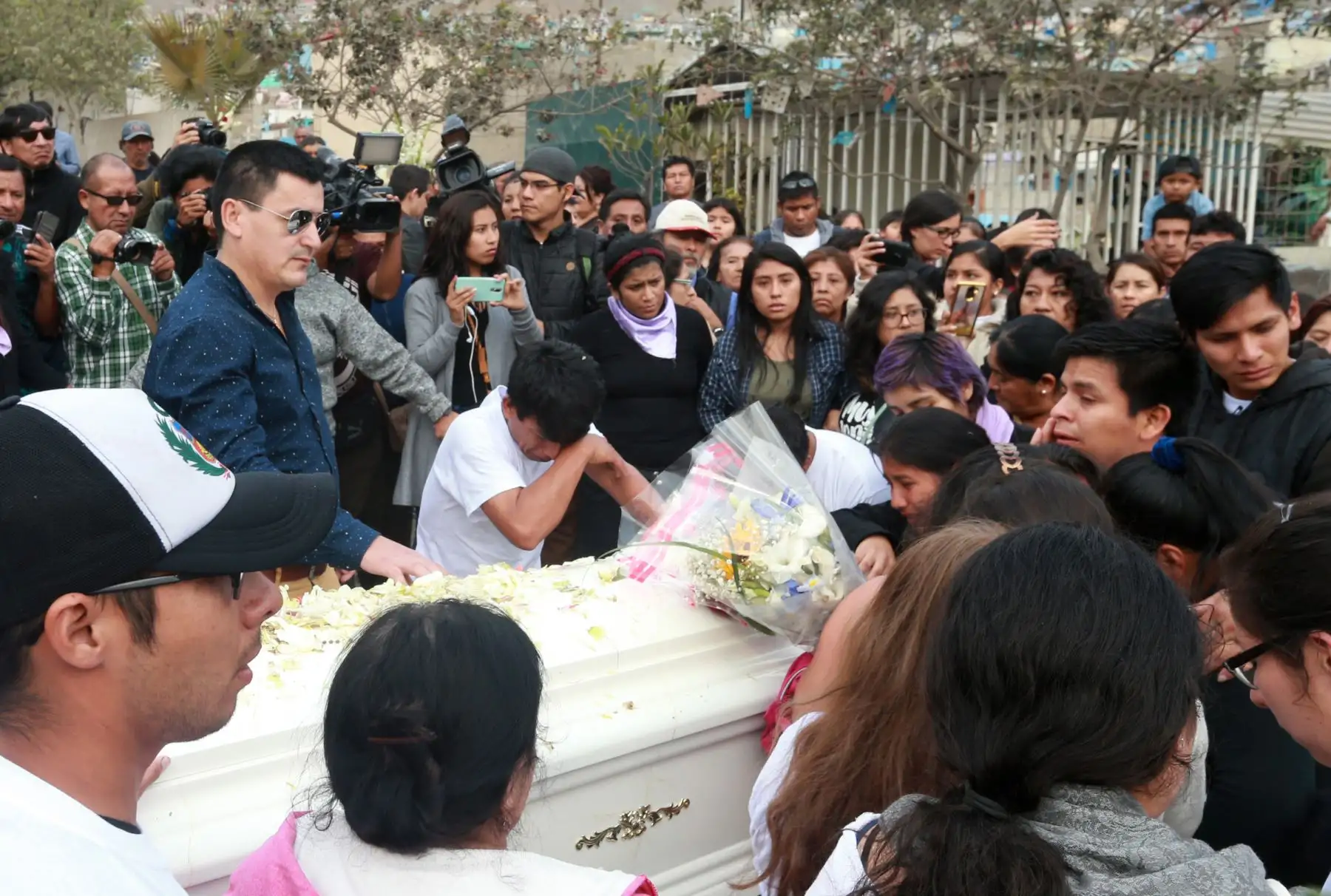 Entierro de Eyvi Ágreda Marchena , en el cementerio de Comas . Foto: ANDINA/Norman Córdova