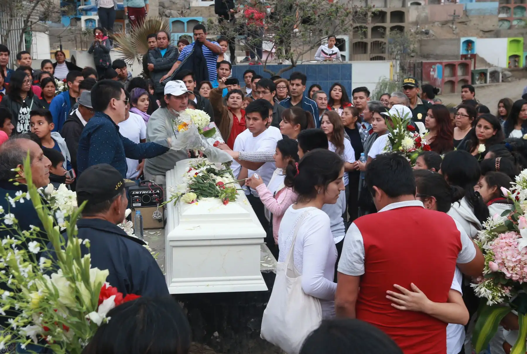 Entierro de Eyvi Ágreda Marchena , en el cementerio de Comas . Foto: ANDINA/Norman Córdova