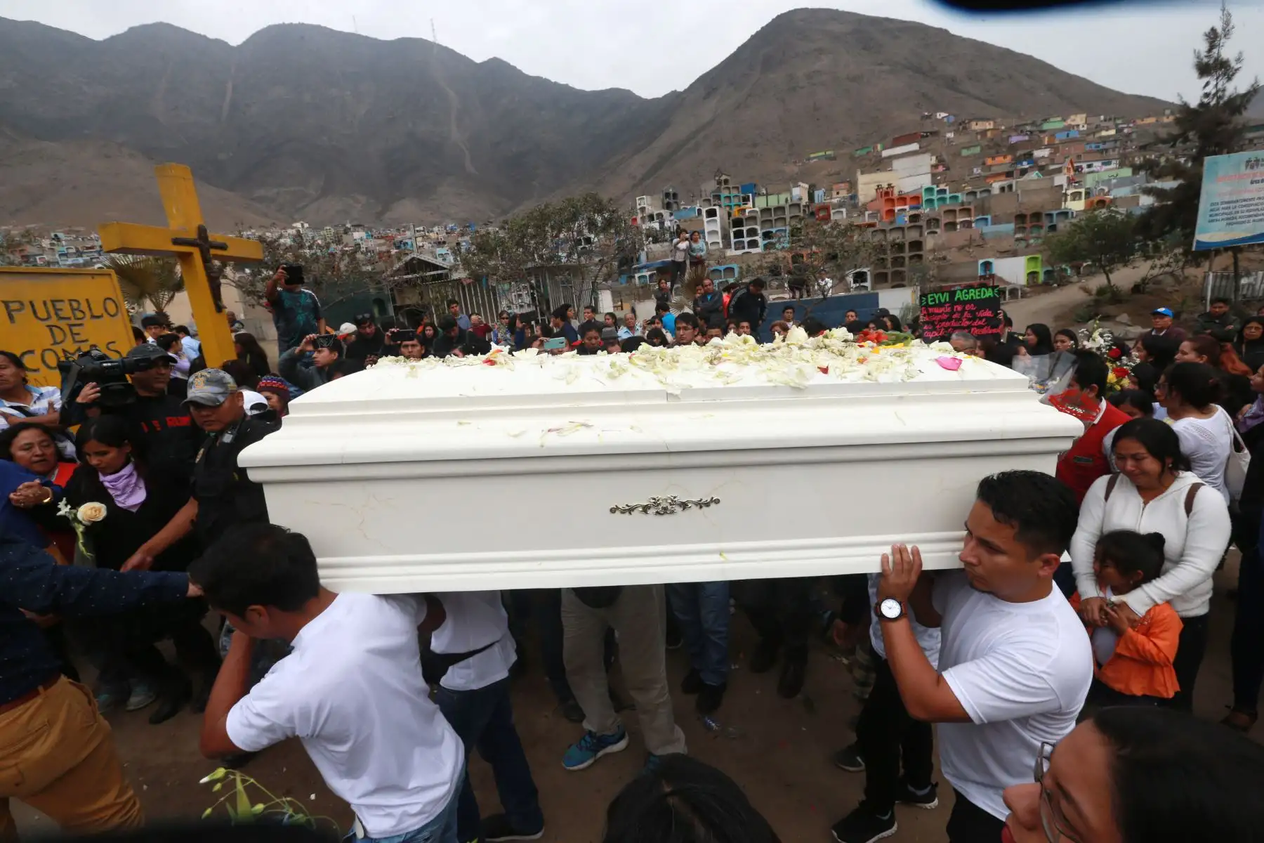 Entierro de Eyvi Ágreda Marchena , en el cementerio de Comas . Foto: ANDINA/Norman Córdova