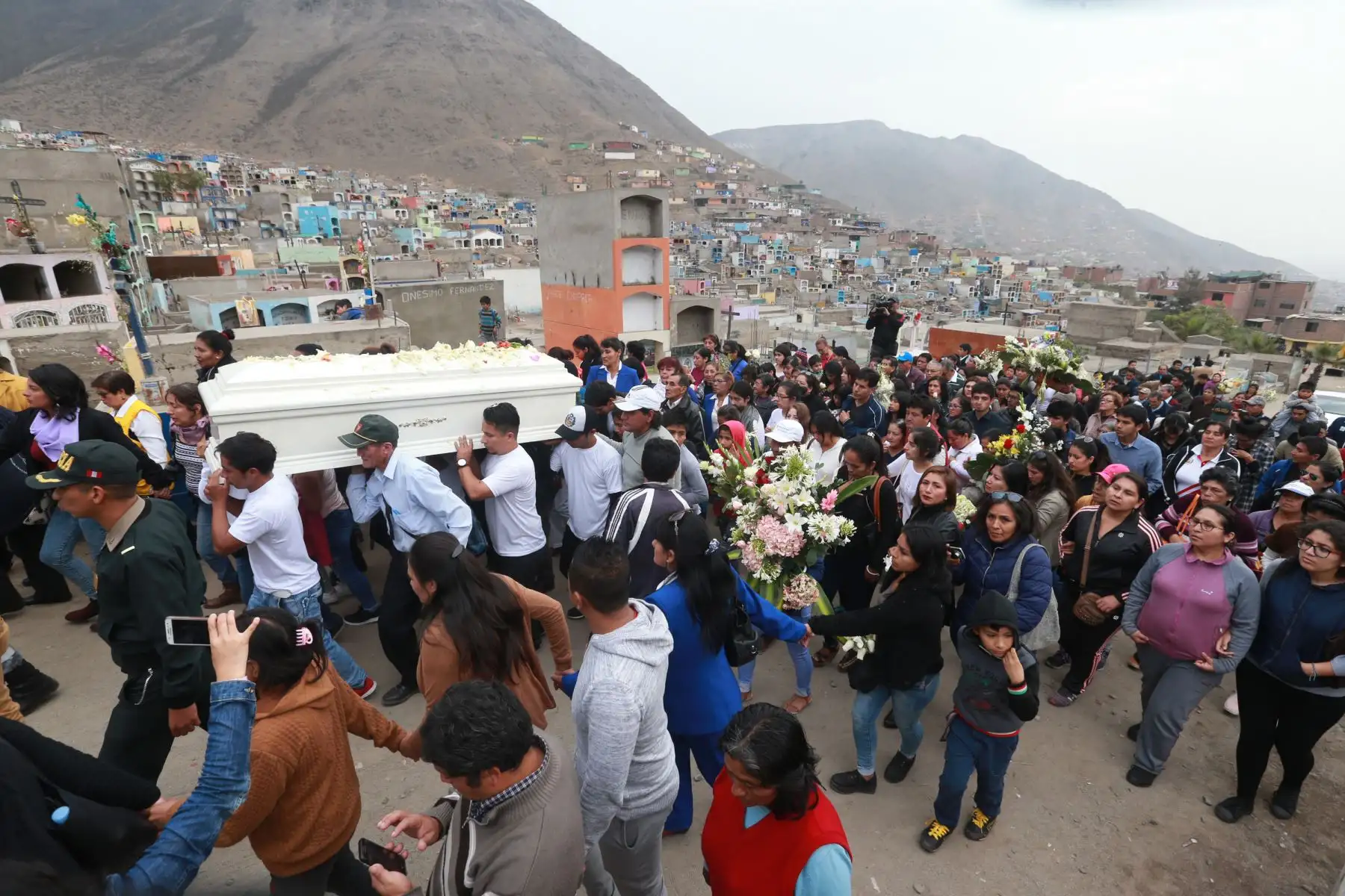 Entierro de Eyvi Ágreda Marchena , en el cementerio de Comas . Foto: ANDINA/Norman Córdova