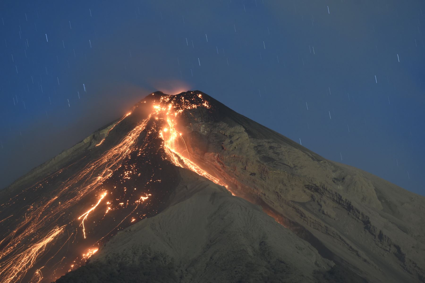 Piden aprender lección de impacto del volcán de Fuego de Guatemala y prevenir riesgos en el Perú. AFP