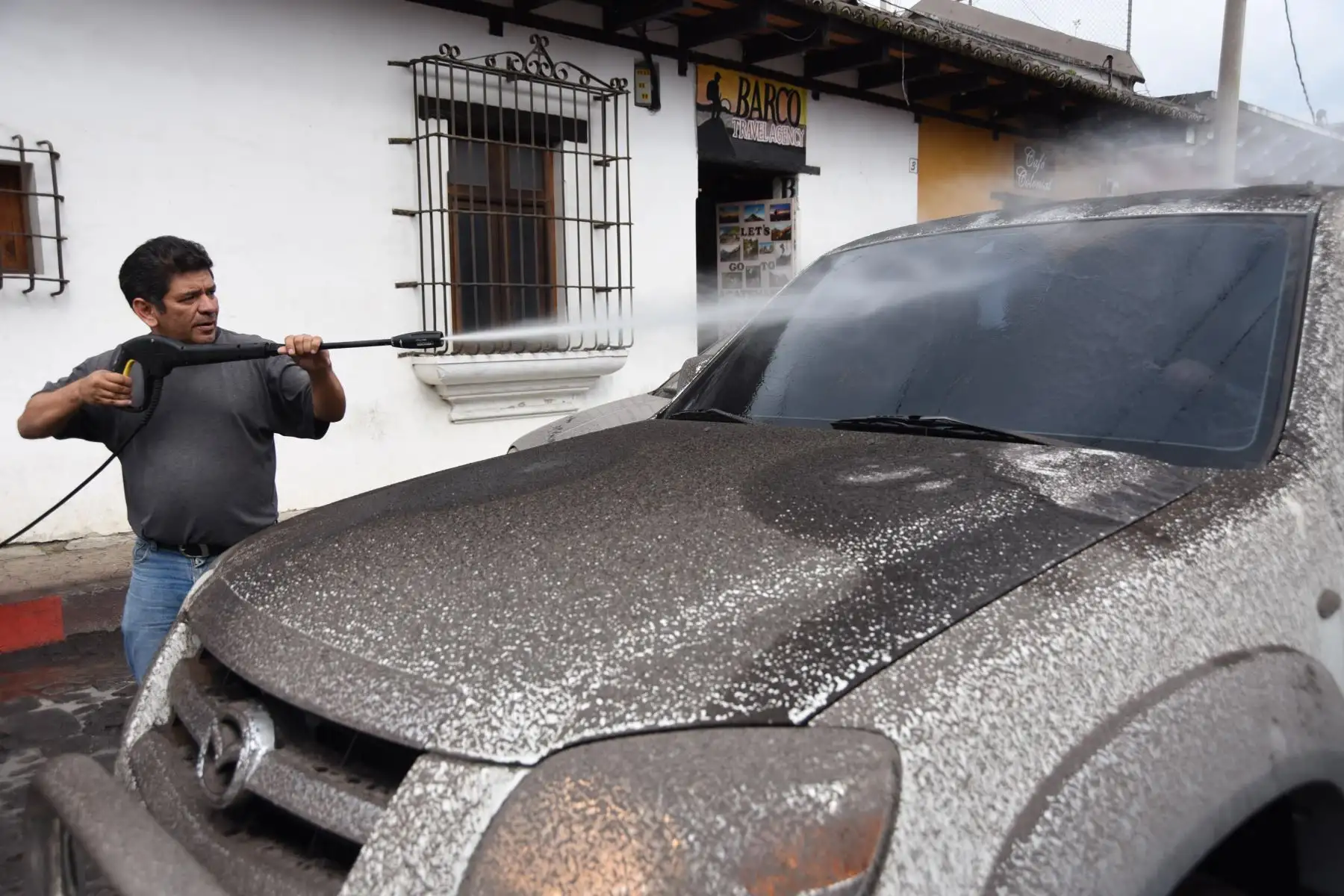 "Es un río de lava que se salió de su cauce y afectó la aldea El Rodeo, hay personas heridas, quemadas y fallecidas", dijeron las autoridades de Guatemala en rueda de prensa. Foto: ANDINA/FPF.