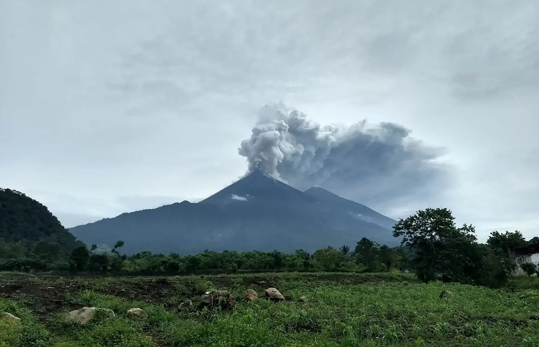 Las autoridades guatemaltecas precisaron, en un primer informe, que hasta el momento se reportan 25 fallecidos, 20 heridos, unos 3,200 evacuados y 1,100 albergados. Foto: AFP.
