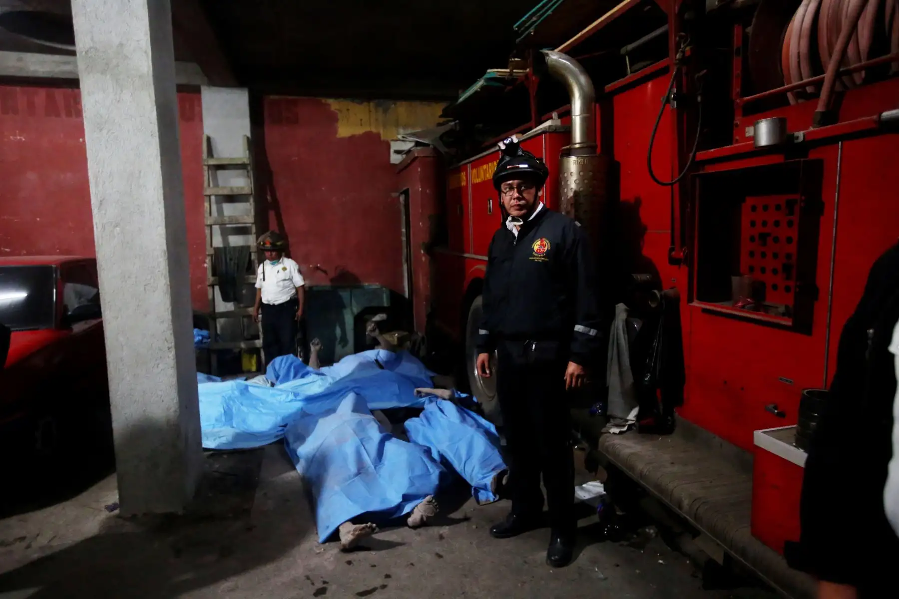 En una morgue improvisada por la compañía de bomberos voluntarios de Alotenango (Guatemala) permanecen los cuerpos de siete fallecidos que ha dejado la erupción del Volcán de Fuego. Foto: Efe.