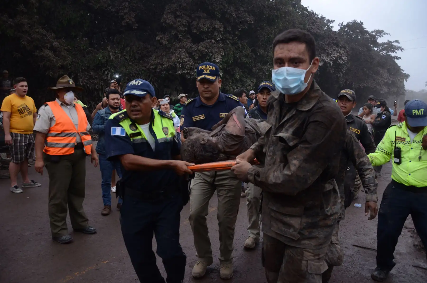 Un grupo de trabajadores de los equipos de rescate de Guatemala trasladan a un herido en El Rodeo, Escuintla (Guatemala). Foto: Efe.