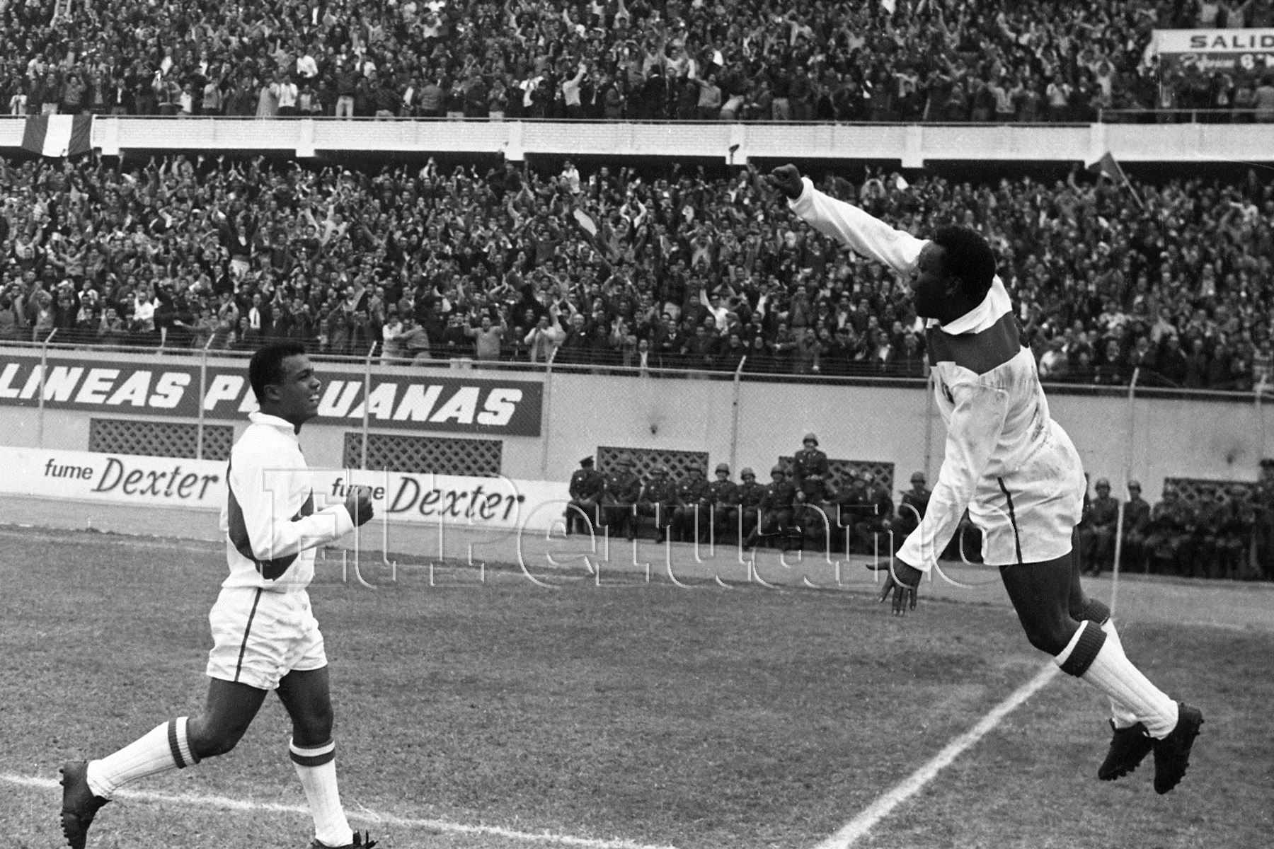 Perico León celebra con Teófilo Cubillas su gol a Argentina por las eliminatorias para México 70 (3 agosto 1969)Foto: ANDINA/Archivo Histórico El Peruano