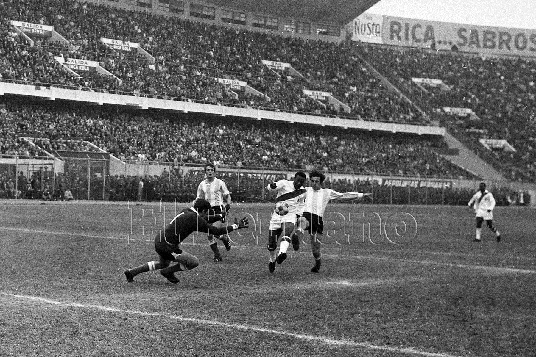 Perico León frente al portero Agustín Cejas en las eliminatorias para México 70 (3 agosto 1969).Foto: ANDINA/Archivo Histórico El Peruano