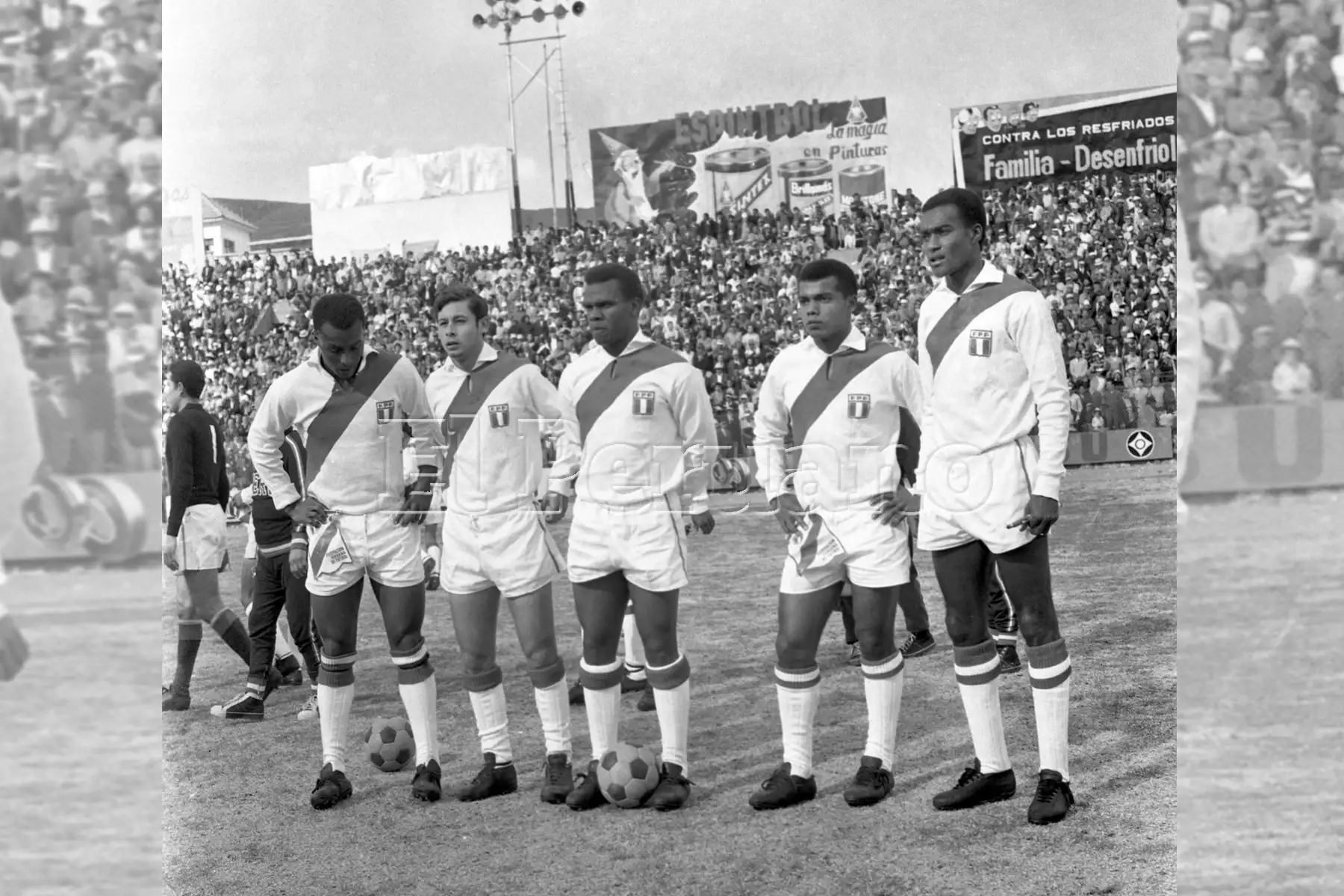 Julio Baylón, Roberto Chale, Perico León, Teófilo Cubillas y Alberto Gallardo en La Paz antes del partido ante Bolivia por las eliminatorias para México 70 (10 agosto 1969).Foto: ANDINA/Archivo Histórico El Peruano