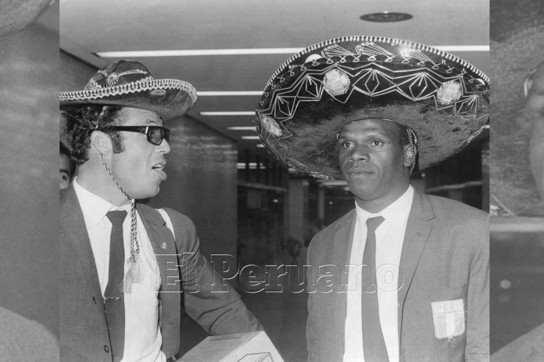 Enrique Casaretto y Perico León retornan de una gira de preparación antes de las eliminatorias para México 70 (25 mayo 1969).Foto: ANDINA/Archivo Histórico El Peruano
