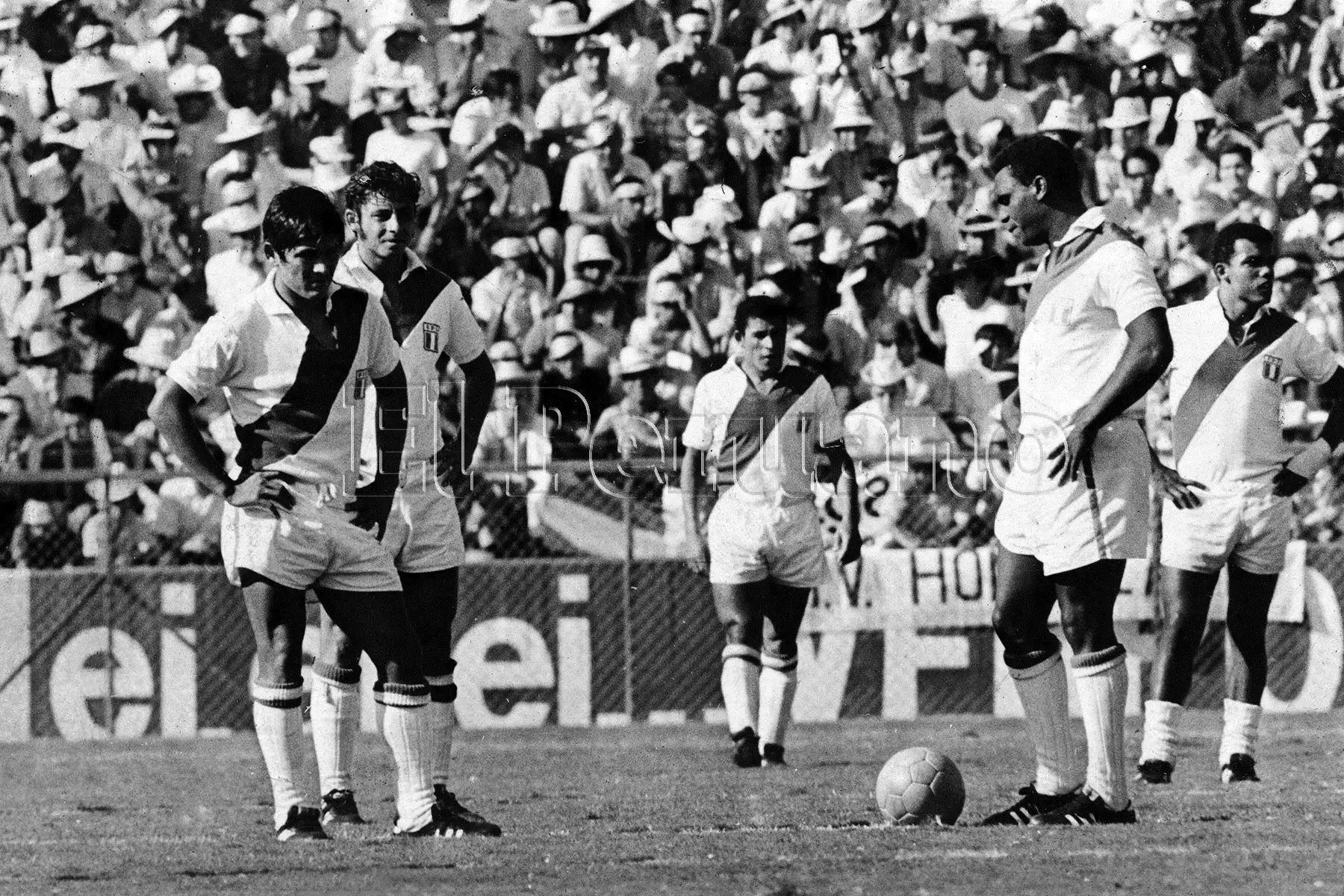 Perico 5


Hugo Sotil, Roberto Challe, Héctor Chumpitaz, Perico León y Teófilo Cubillas durante el partido entre Perú y Alemania en el mundial de México 70 (10 junio 1970).Foto: ANDINA/Archivo Histórico El Peruano
