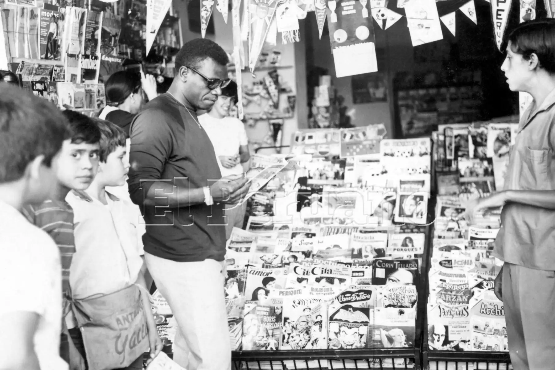 6 Perico León en un puesto de revistas en la ciudad de León, México, donde se concentra la selección peruana de fútbol (19 mayo 1970).Foto: ANDINA/Archivo Histórico El Peruano