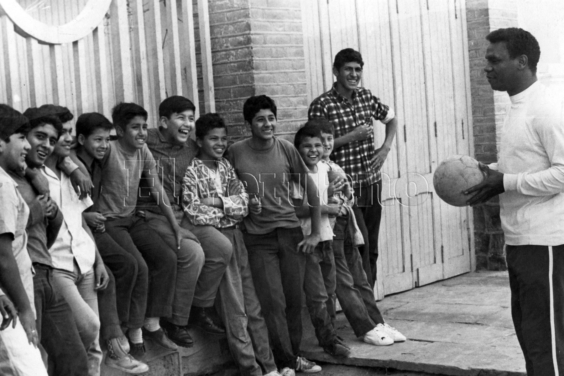 Ídolo. Luego del mundial Perico León departe con un grupo de niños hinchas de Alianza Lima en Barranco (23 octubre 1970).Foto.Archivo Histórico El Peruano