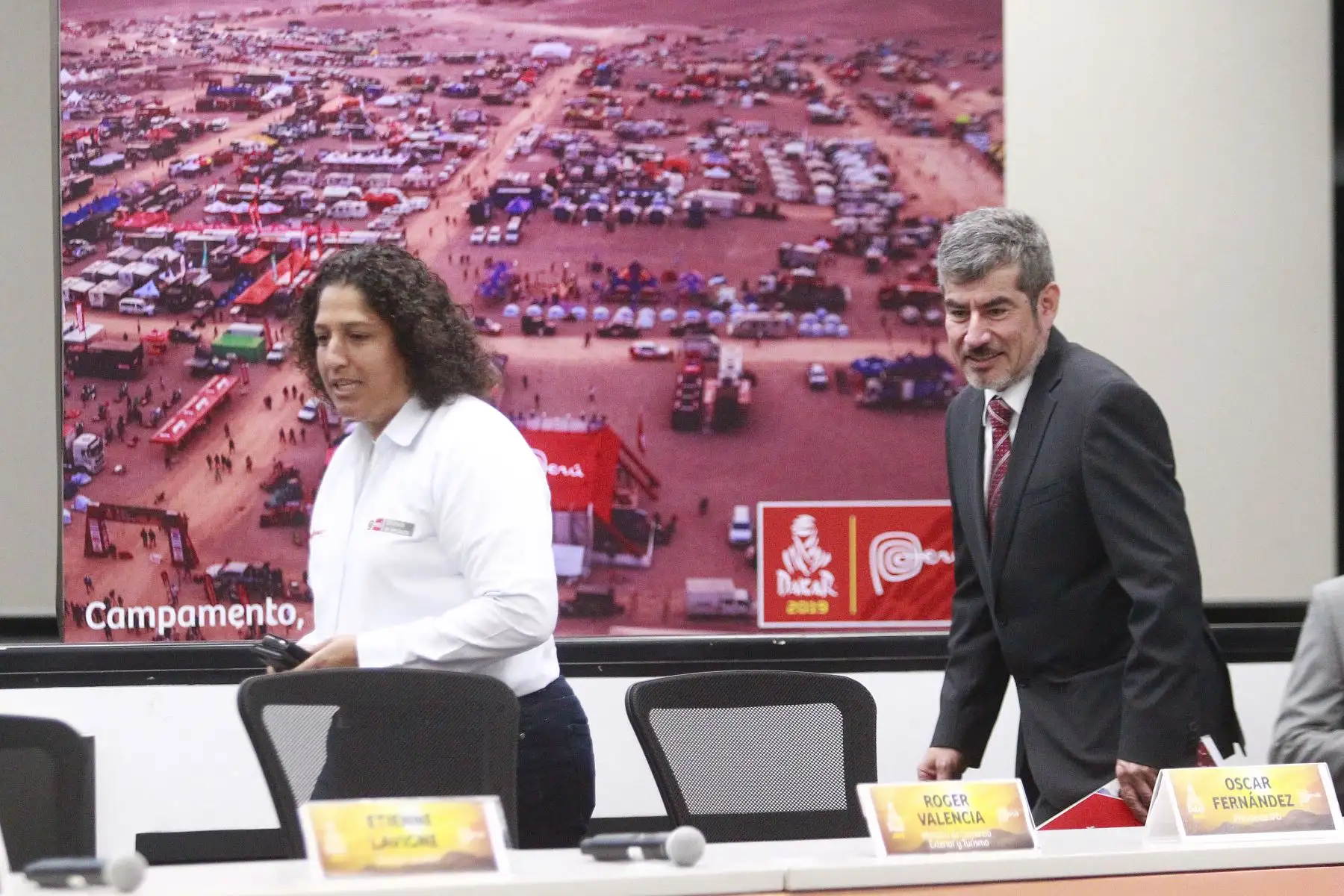 El ministro de Comercio Exterior y Turismo, Roger Valencia, saluda a los corredores del Dakar, a su salida de la conferencia de prensa sobre la organización del Dakar que tendrá como sede 100% del recorrido por el Perú. Foto: ANDINA/Eddy Ramos.