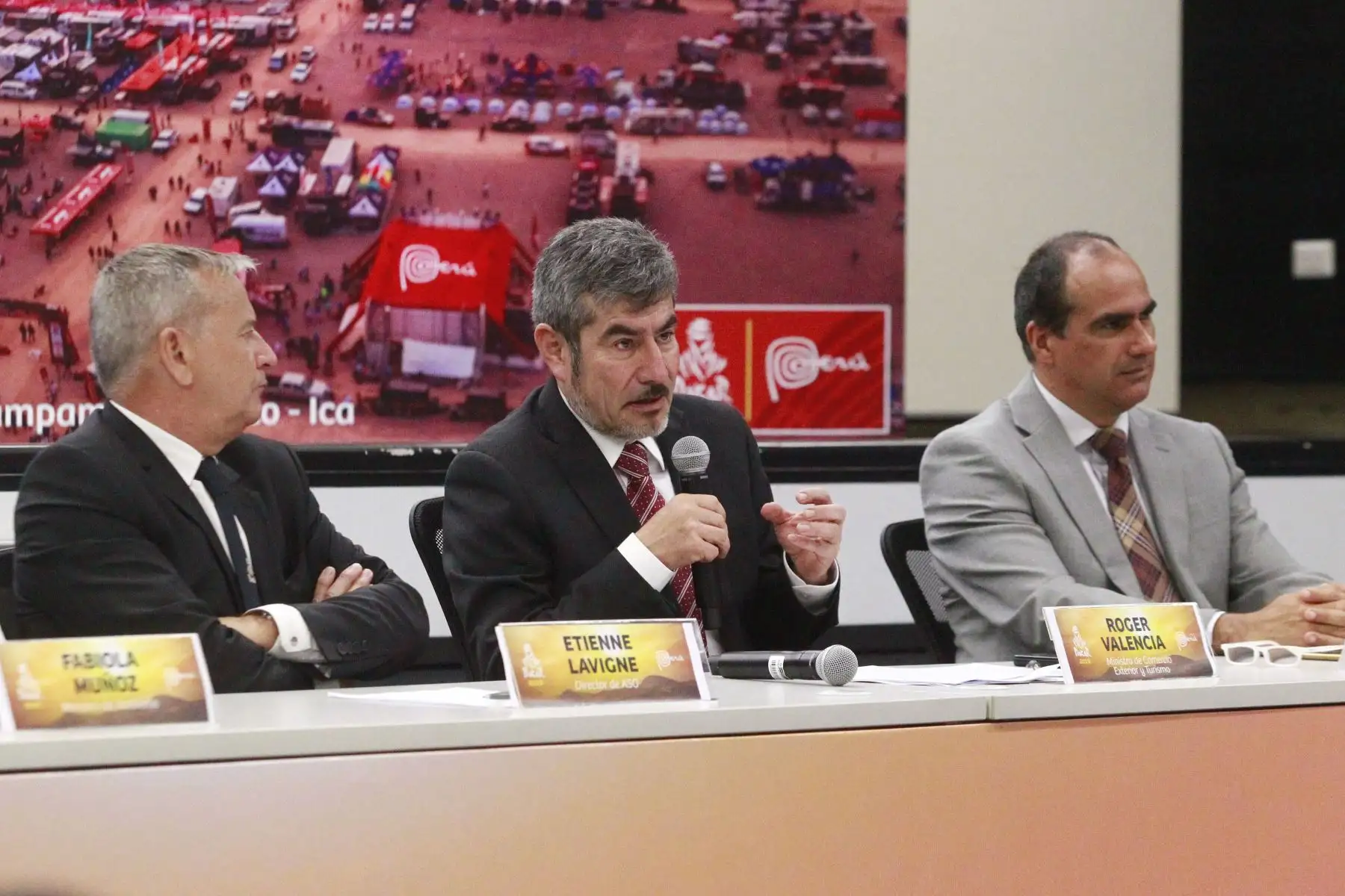 El ministro de Comercio Exterior y Turismo, Roger Valencia; la ministra de Ambiente, Fabiola Muñoz, el director del Dakar, Etienne Lavigne, y el presidente del Instituto Peruano del Deporte (IPD), Oscar Fernández, realizan la Conferencia de prensa sobre la organización del Dakar que tendrá como sede 100% del recorrido por el Perú. Foto: ANDINA/Eddy Ramos.