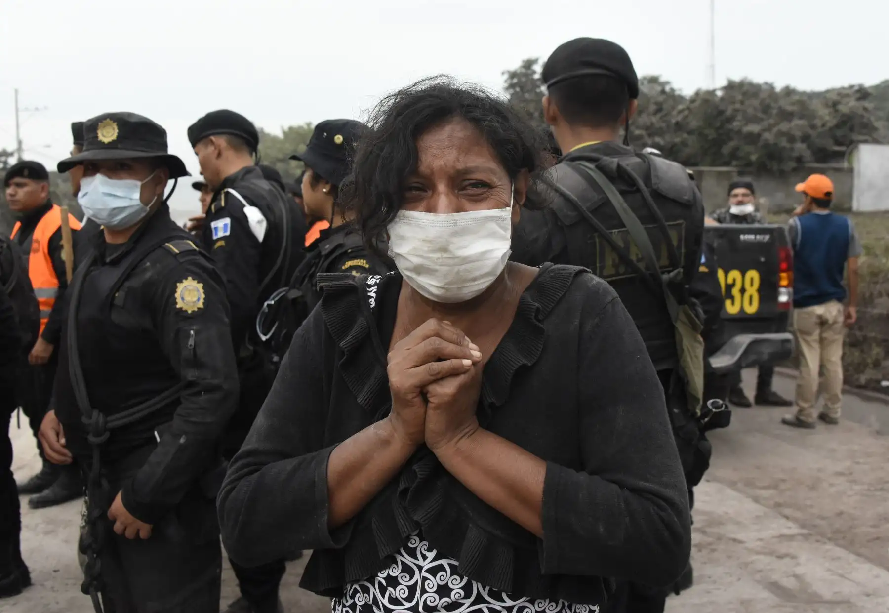 Una mujer llora por sus familiares desaparecidos durante la búsqueda de víctimas en San Miguel Los Lotes, un pueblo en el departamento de Escuintla, a 35 km al suroeste de Ciudad de Guatemala. Foto: AFP.