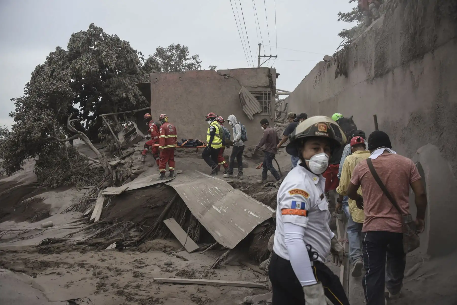 Los rescatistas buscan víctimas en San Miguel Los Lotes, un pueblo en el departamento de Escuintla, a 35 km al suroeste de la ciudad de Guatemala. Foto: AFP.