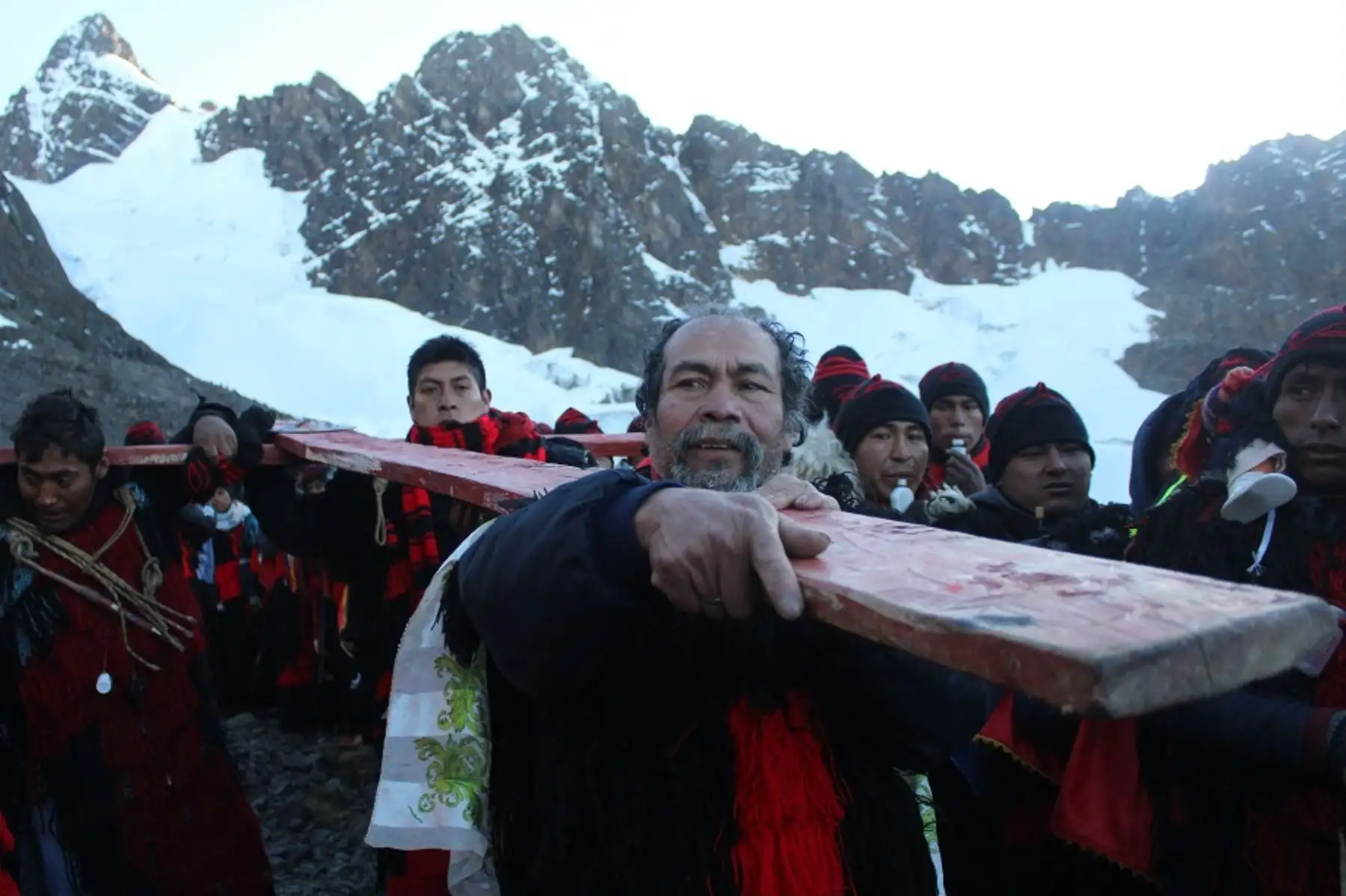 Entre la noche y la madrugada, los danzantes, pablitos y pobladores de las comunidades quechuas oraron y cantaron en quechua “Danos tu bendición”. Foto: ANDINA/Percy Hurtado