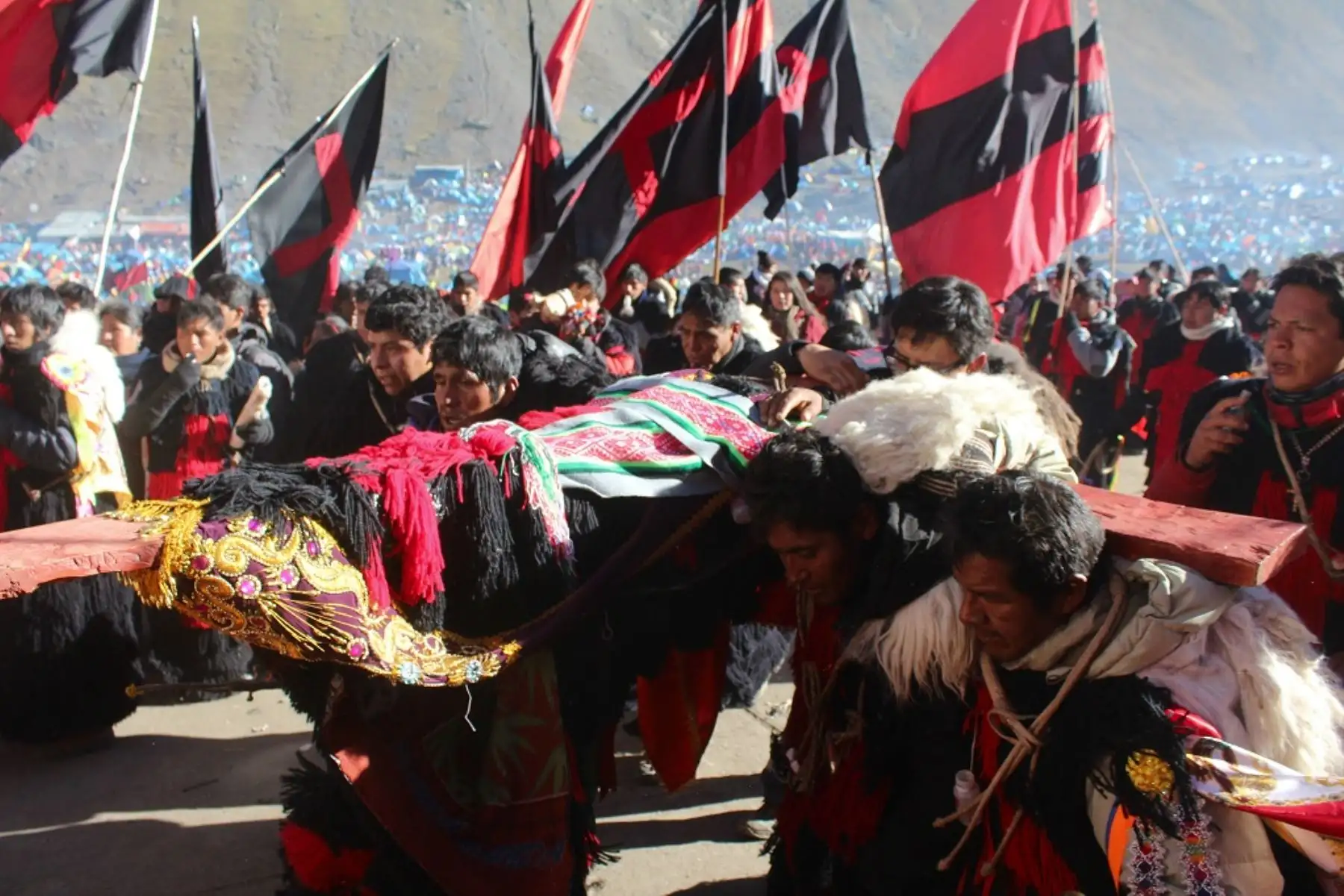 El color y la tradición lo pusieron comparsas de danzas de las Naciones Paucartambo, Quispicanchi, Paruro, Acomayo, Chinchero, Urubamba, Canchis y Anta ataviados con sus trajes típicos.
Foto: ANDINA/Percy Hurtado