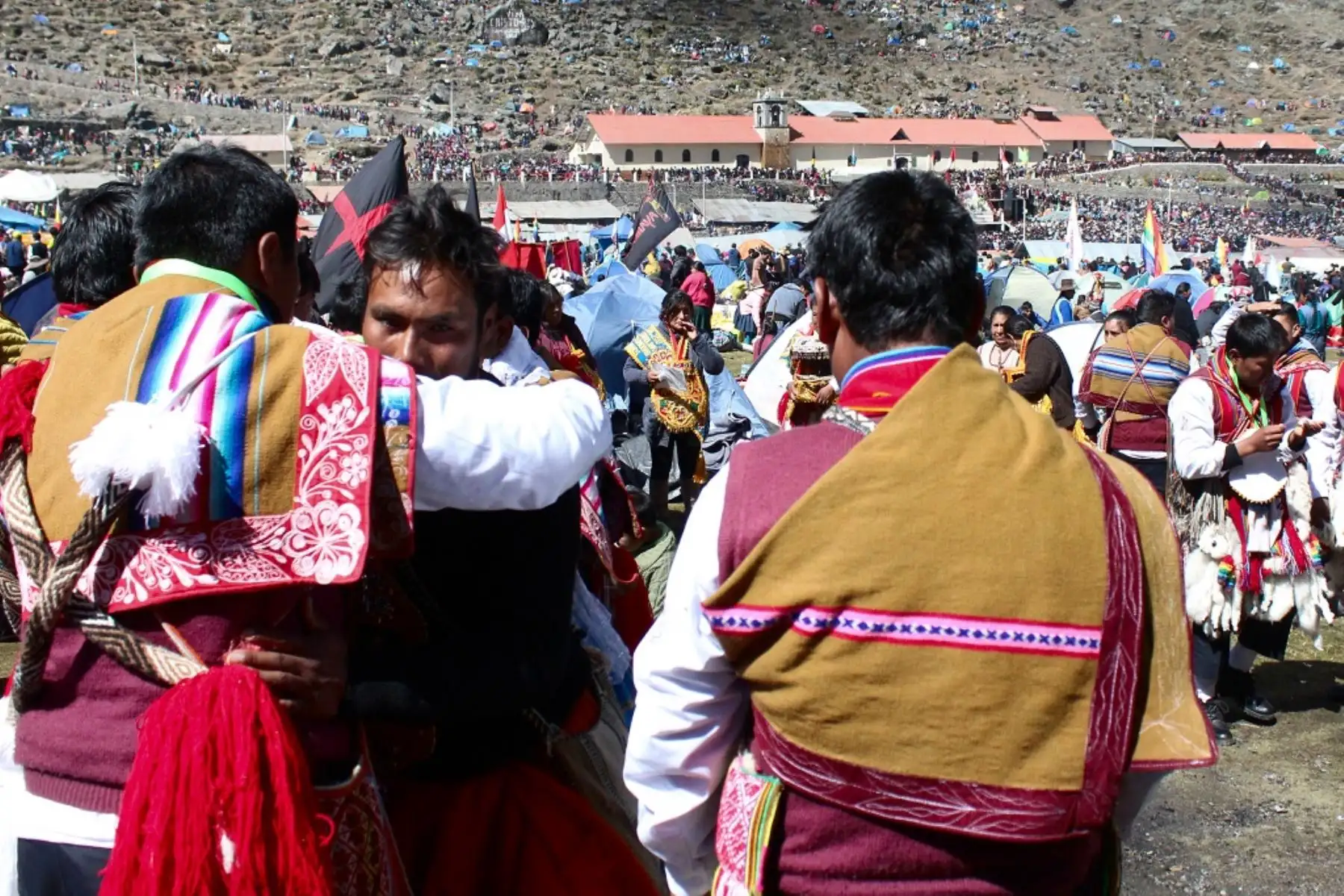 Con un símbolo de hermanamiento las diferentes comparsas se despidieron después de una homilía en la iglesia de Tayancani que está a unos kilómetros de la ciudad de Ocongate, todo en orden y con la devoción de siempre. Foto: ANDINA/Percy Hurtado
