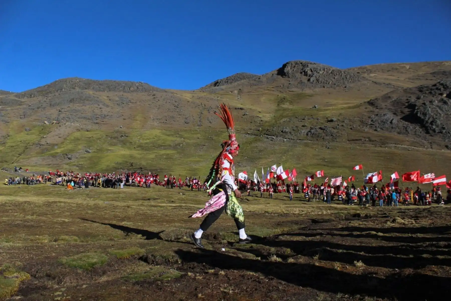 Pablitos o Ukumaris de Paucartambo conforme a sus costumbres ascendieron hasta el nevado Colque Punku y desde los contornos comenzaron con sus oraciones. Foto: ANDINA/Percy Hurtado