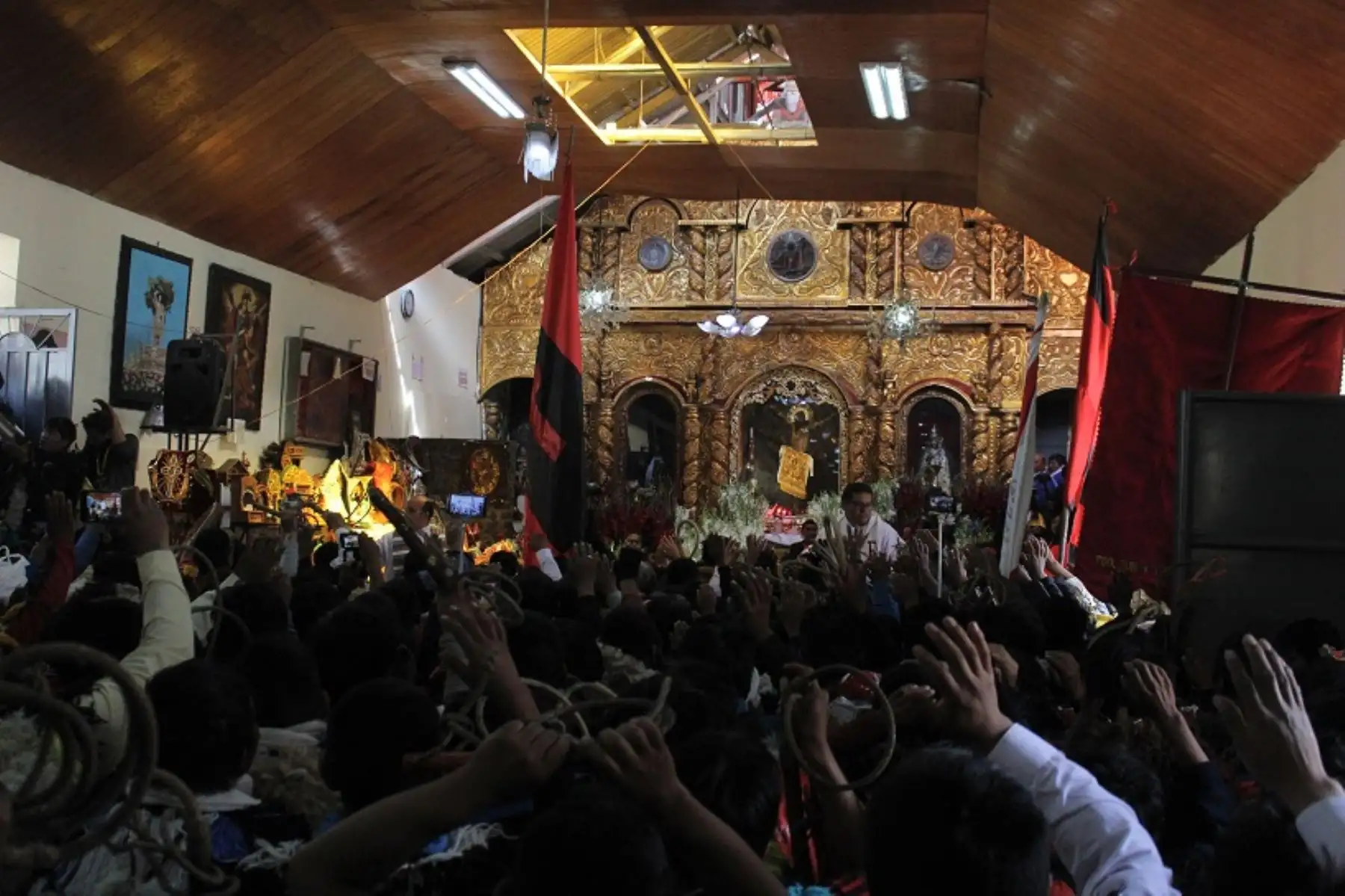 Los fieles cumplen los rituales católico-andino como se realiza desde hace 238 años cuando nació la devoción al Señor de las Nieves, como se conoce también al Señor de Qoyllur Riti. Foto: ANDINA/Percy Hurtado