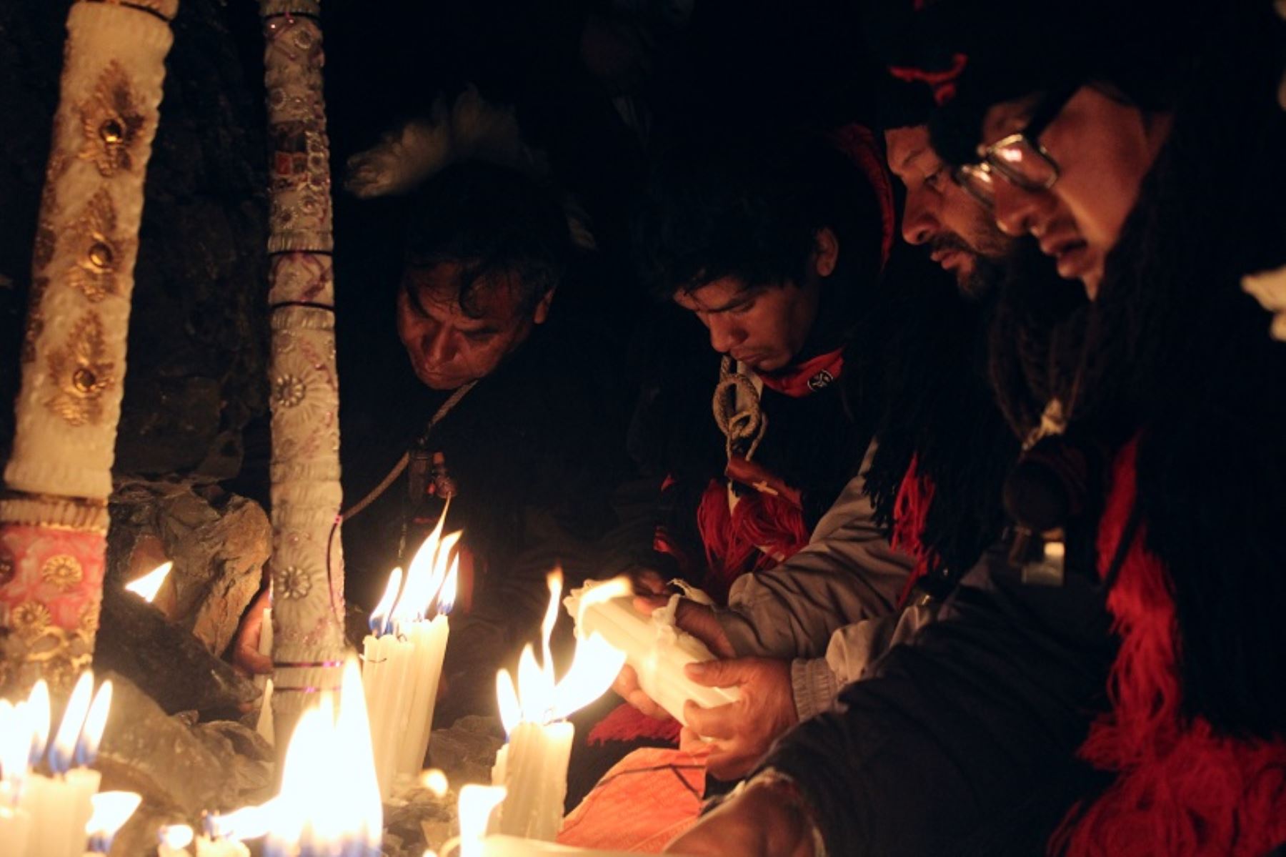 Los nuevos integrantes son bautizados siguiendo un antiguo ritual andino. Ellos sonazotados con látigo en señal de dolor que sufrió Jesús. Foto: ANDINA/Percy Hurtado