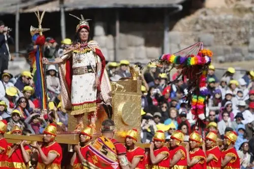 La Dirección Desconcentrada de Cultura de Cusco dispuso medidas de cuidado y protección del patrimonio cultural en el Parque Arqueológico de Sacsayhuamán durante la escenificación del Inti Raymi, a realizarse mañana 24 de junio, a fin de evitar que las construcciones incas sean afectadas por la gran cantidad de espectadores que habitualmente asisten a esta actividad. Foto: ANDINA/Percy Hurtado Santillán.