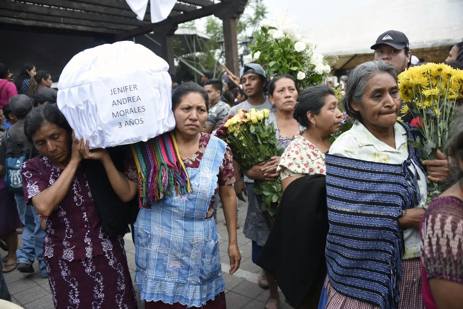 Dos mujeres portan el ataúd de una niña que murió, después de la erupción del volcán Fuego, en las calles del municipio de Alotenango, Sacatepéquez, a unos 65 km al suroeste de Ciudad de Guatemala.Foto: AFP