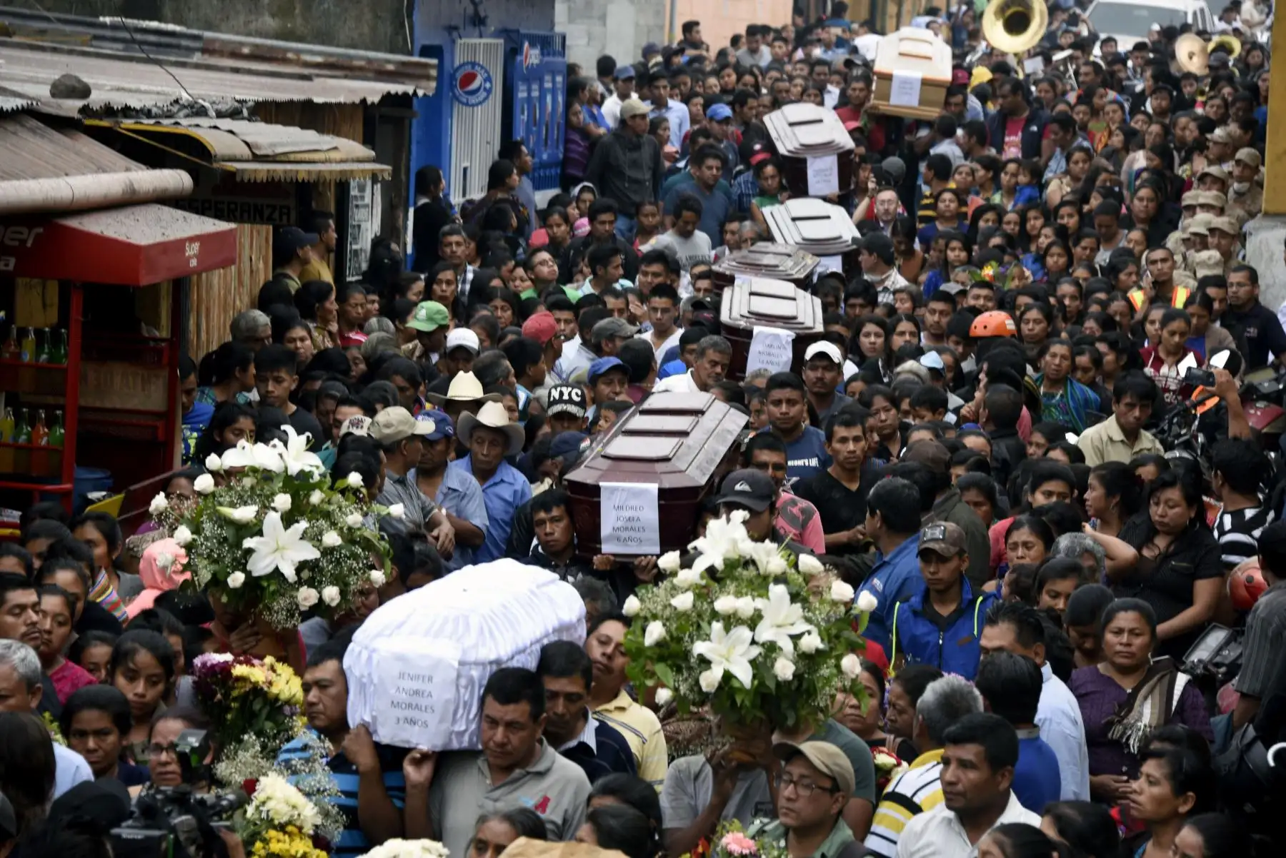 Los residentes portan los ataúdes de siete personas que murieron después de la erupción del volcán Fuego, a lo largo de las calles del municipio de Alotenango, Sacatepéquez, a unos 65 km al suroeste de Guatemala.Foto:AFP