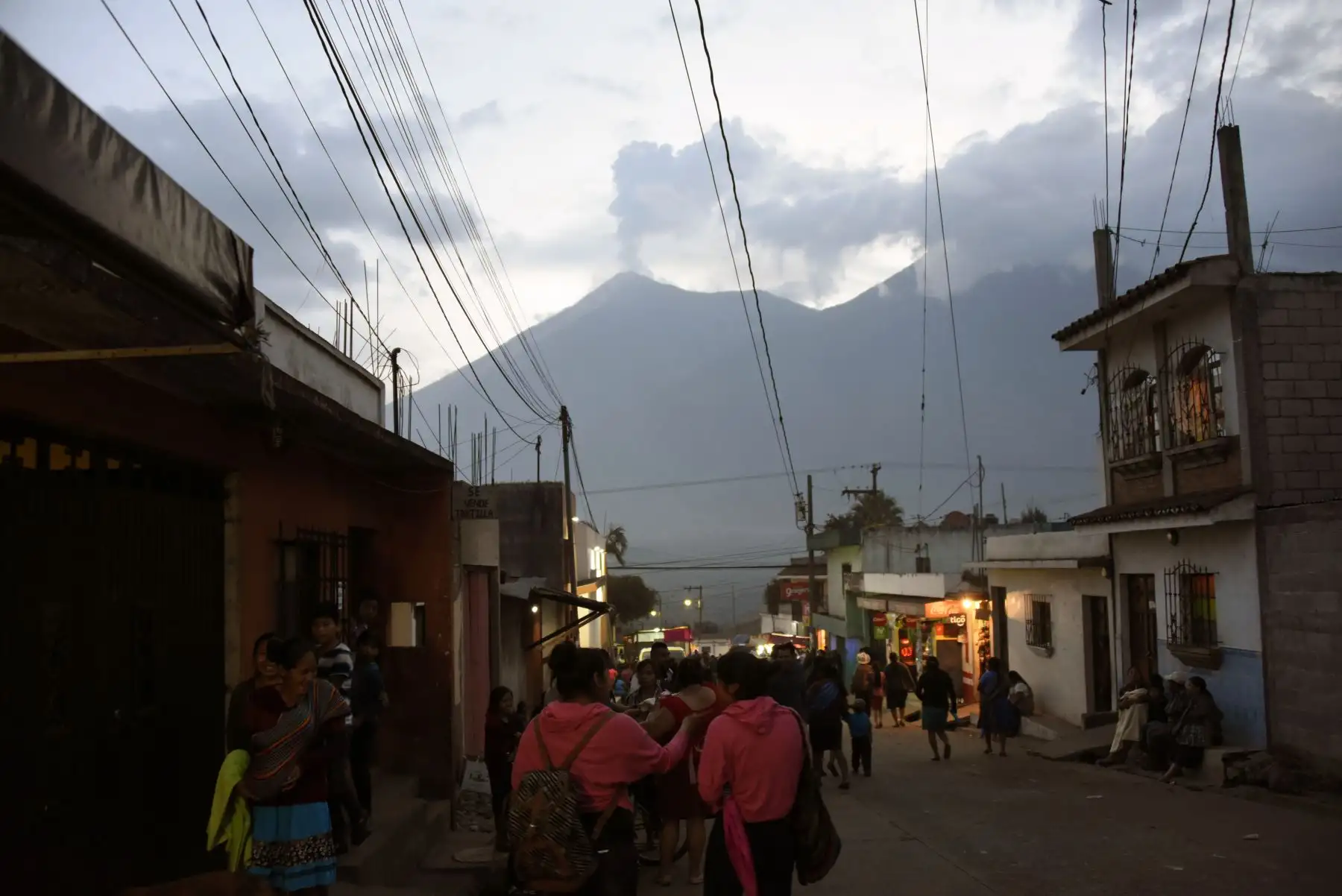 Ondas de cenizas del volcán Fuego, vistas desde las calles del municipio de Alotenango, Sacatepéquez, a unos 65 km al suroeste de Ciudad de Guatemala.Foto: AFP