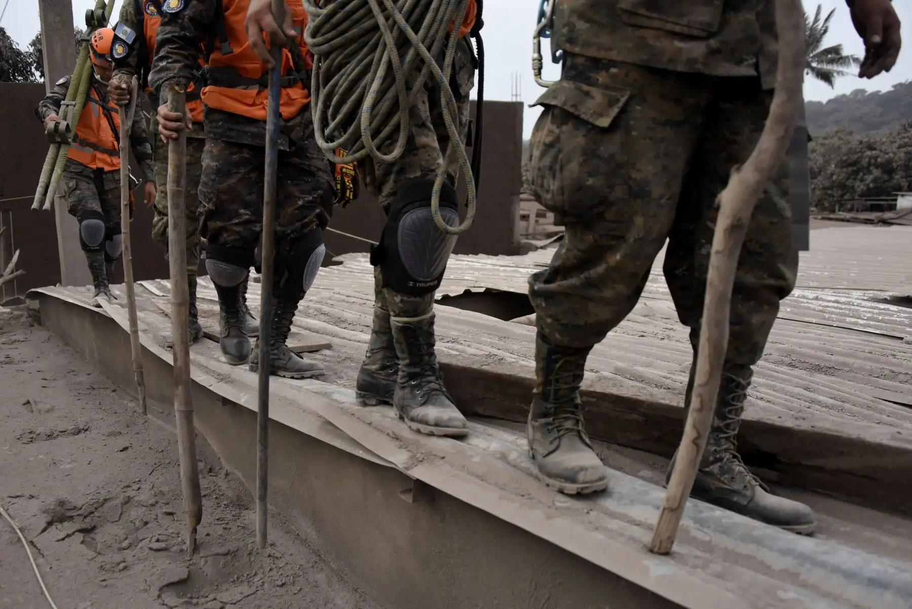 Soldados guatemaltecos participan en operaciones de búsqueda en el pueblo cubierto de ceniza de San Miguel Los Lotes, en el departamento de Escuintla, a unos 35 km al suroeste de Guatemala.Foto: AFP