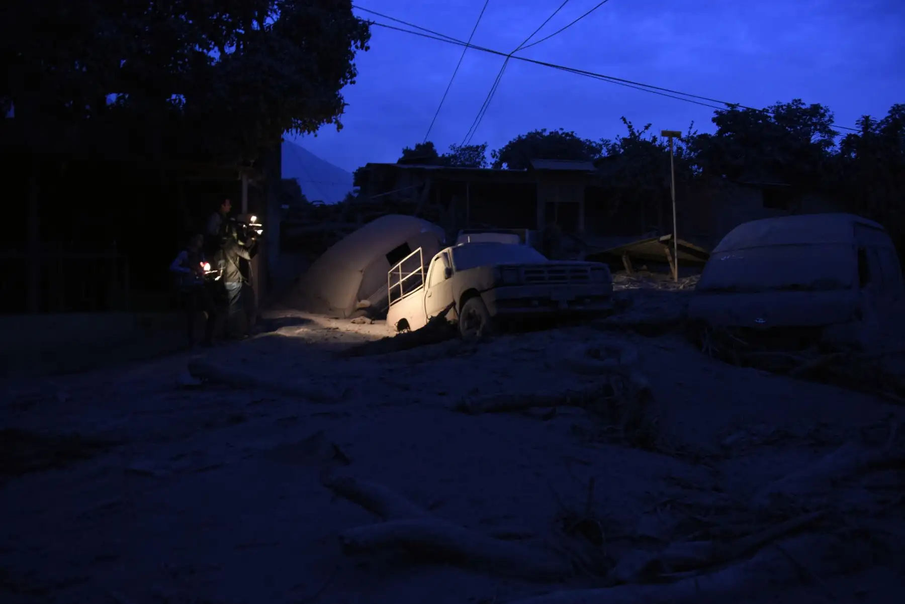 Miembros de la prensa trabajan en la aldea de San Miguel Los Lotes, cubierta de ceniza, en el departamento de Escuintla, a unos 35 km al suroeste de Ciudad de Guatemala.Foto: AFP