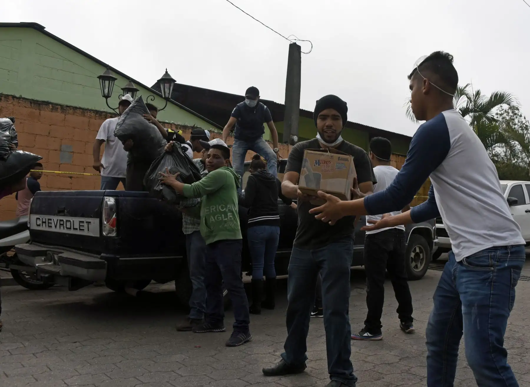 La gente descarga suministros donados para las víctimas de la erupción del volcán Fuego, en el municipio de Alotenango, Sacatepéquez, a unos 65 km al suroeste de Ciudad de Guatemala.Foto: AFP
