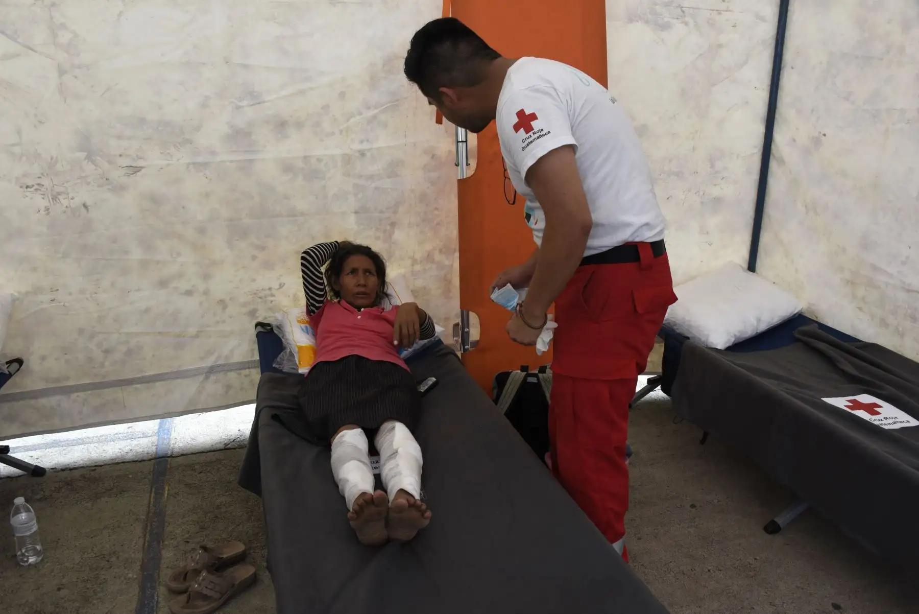 Una mujer herida es atendida por un miembro de la Cruz Roja en el departamento de Escuintla, a unos 35 km al suroeste de la ciudad de Guatemala.Foto: AFP