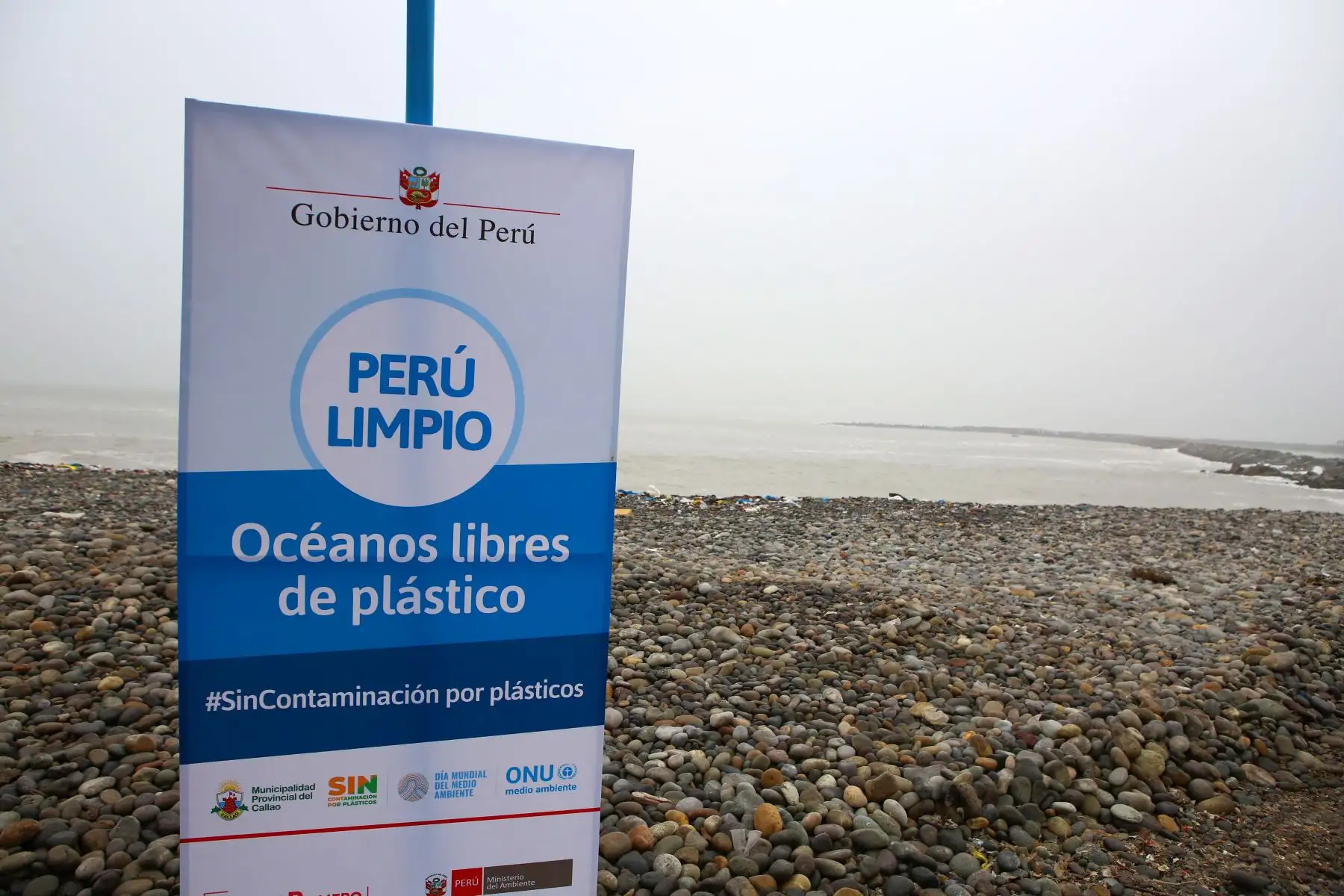 Ministerio del Ambiente en jornada de limpieza en la playa Carpayo, en el Callao, donde se reunieron asociaciones de pescadores, colectivos ciudadanos, sociedad civil y empresas privadas. Foto: ANDINA/Minam.