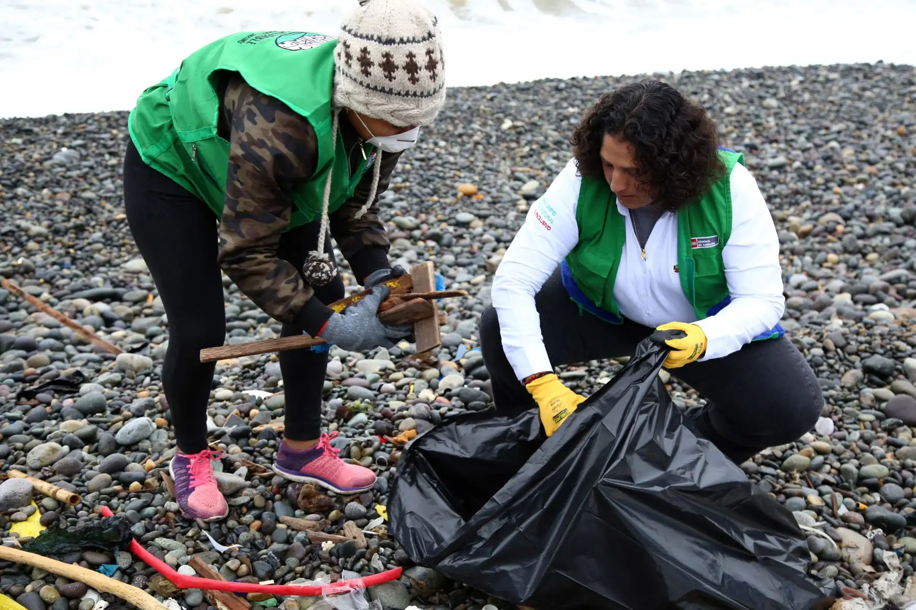 Ministerio del Ambiente en jornada de limpieza en la playa Carpayo, en el Callao, donde se reunieron asociaciones de pescadores, colectivos ciudadanos, sociedad civil y empresas privadas. Foto: ANDINA/Minam.
