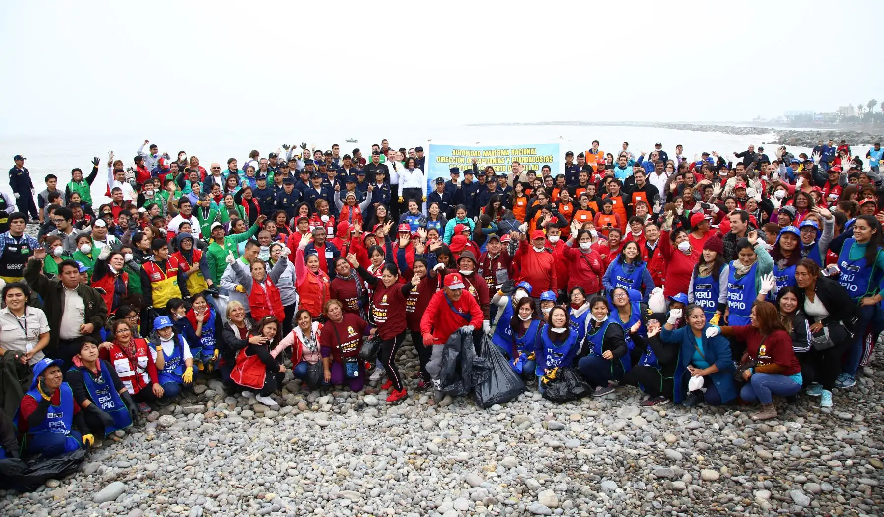 Ministerio del Ambiente en jornada de limpieza en la playa Carpayo, en el Callao, donde se reunieron asociaciones de pescadores, colectivos ciudadanos, sociedad civil y empresas privadas. Foto: ANDINA/Minam.