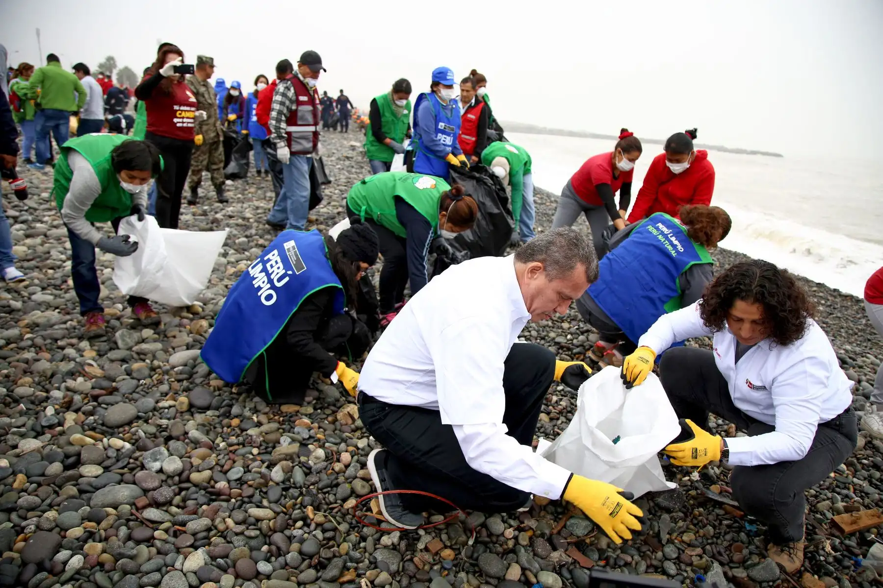 Ministerio del Ambiente en jornada de limpieza en la playa Carpayo, en el Callao, donde se reunieron asociaciones de pescadores, colectivos ciudadanos, sociedad civil y empresas privadas. Foto: ANDINA/Minam.