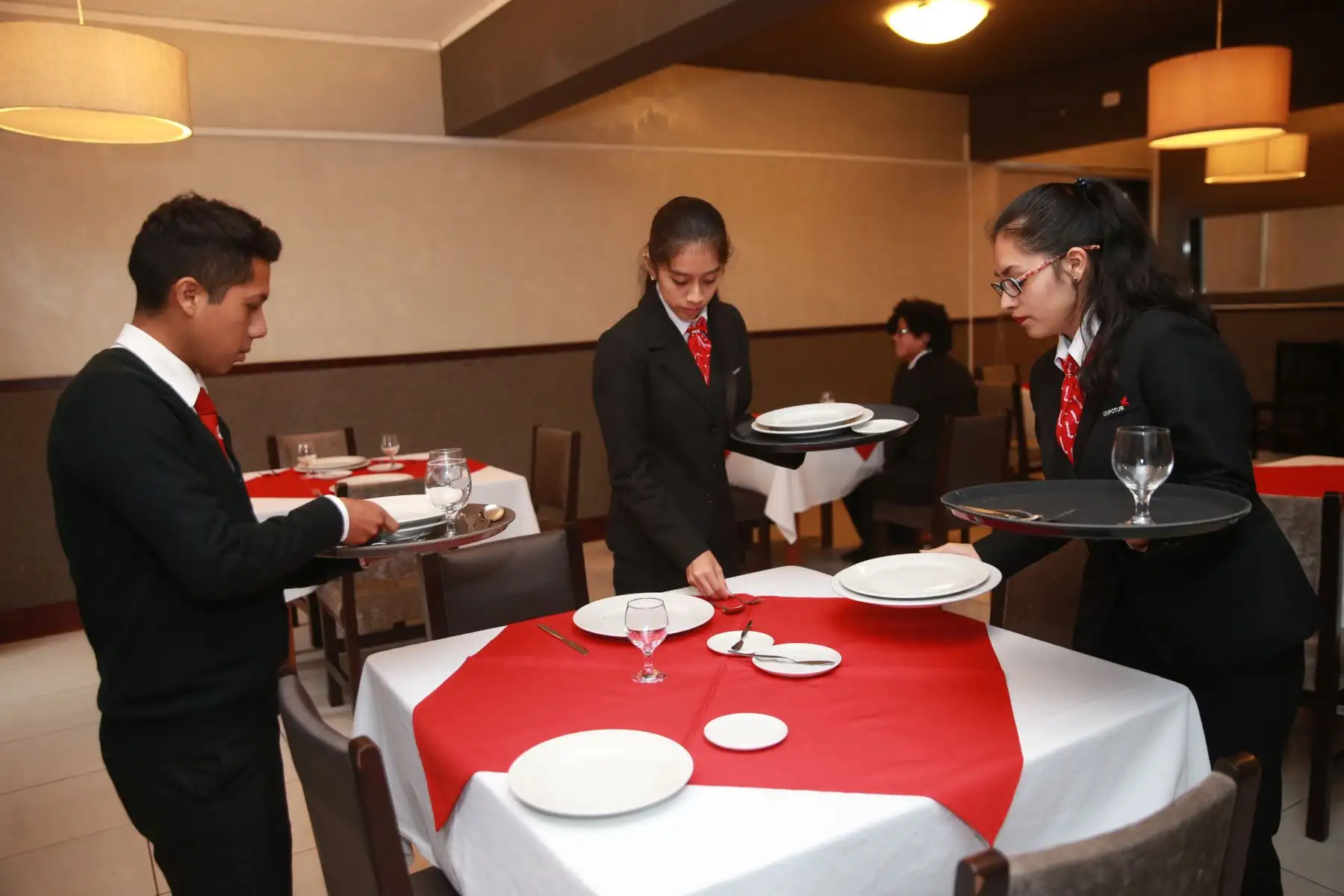 Calidad en el Servicio en Restaurante .Foto: ANDINA/Norman Córdova