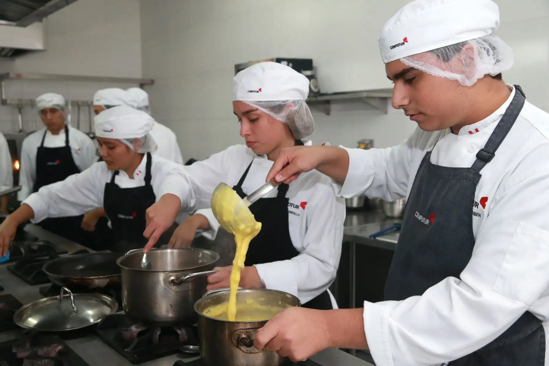 Sus egresados, obtienen en promedio, S/2248 soles, este estudio recopila información a nivel nacional de los salarios, de los profesionales de la gastronomía menores de 29 años, según datos del portal Ponte en carrera  del Ministerio de Trabajo y Promoción del Empleo.  .Foto: ANDINA/Norman Córdova
